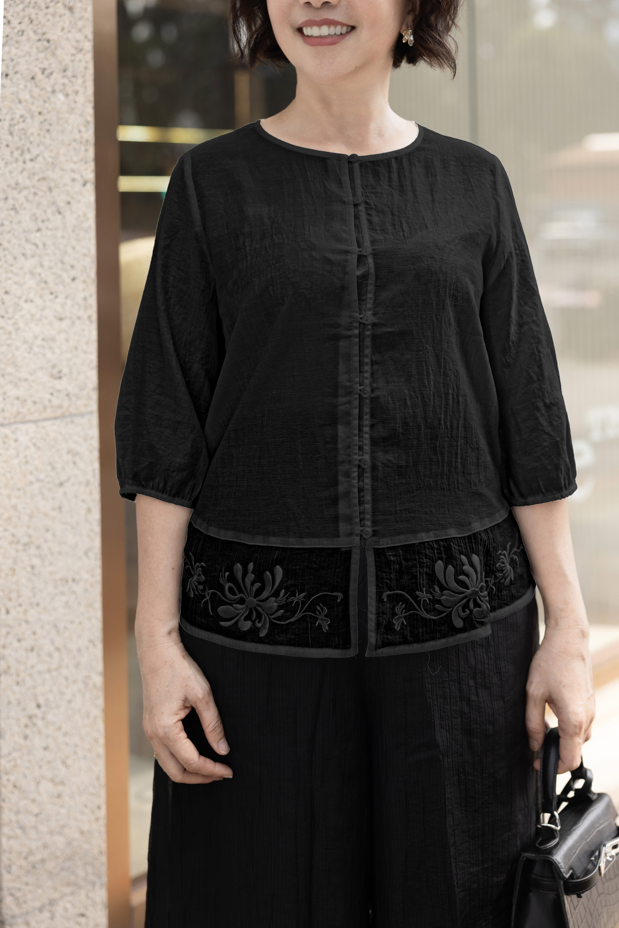 M Collection | Áo Trung Niên Tặng Mẹ Cổ Tròn Phom Rộng Thêu Chìm Phối Xốp Hàn - A12281LW01