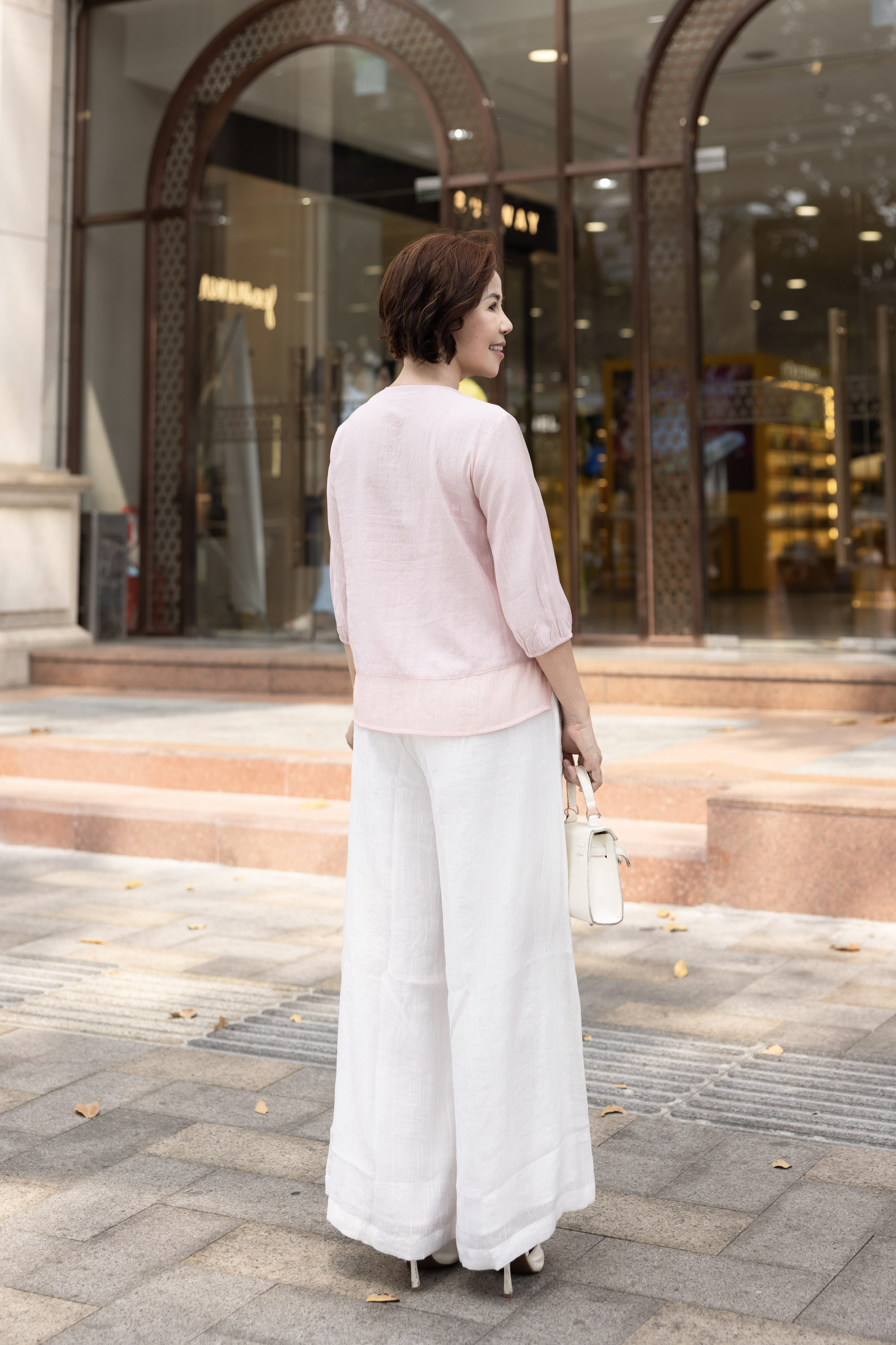 M Collection | Áo Trung Niên Tặng Mẹ Cổ Tròn Phom Rộng Thêu Chìm Phối Xốp Hàn - A12281LW01