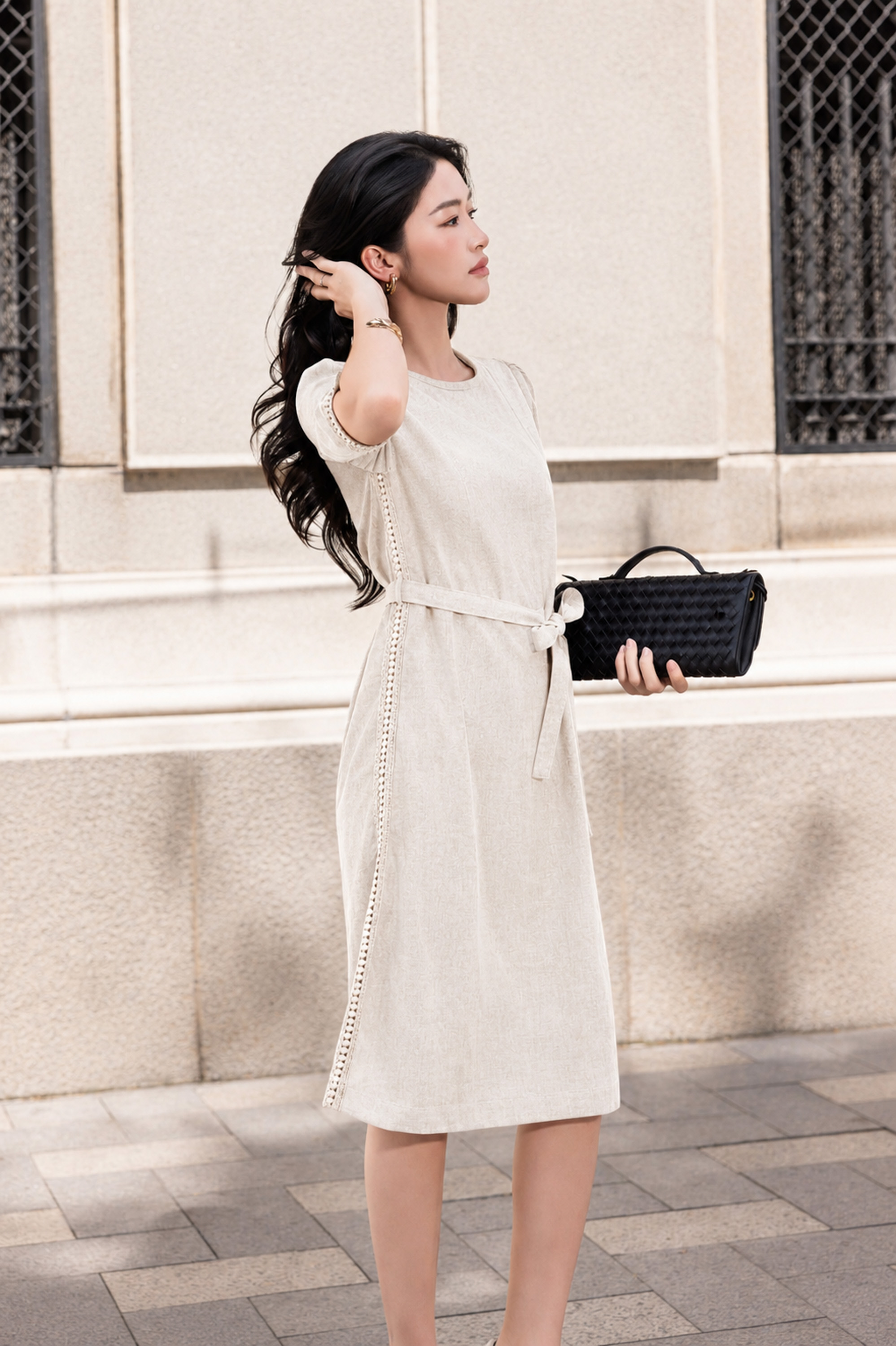 SWANLAKE | Váy Đầm Nữ Midi Vải Linen Dày Phối Viền Ren Cổ Tròn Tay Ngắn Dây Thắt Eo Công Sở D13797LW01