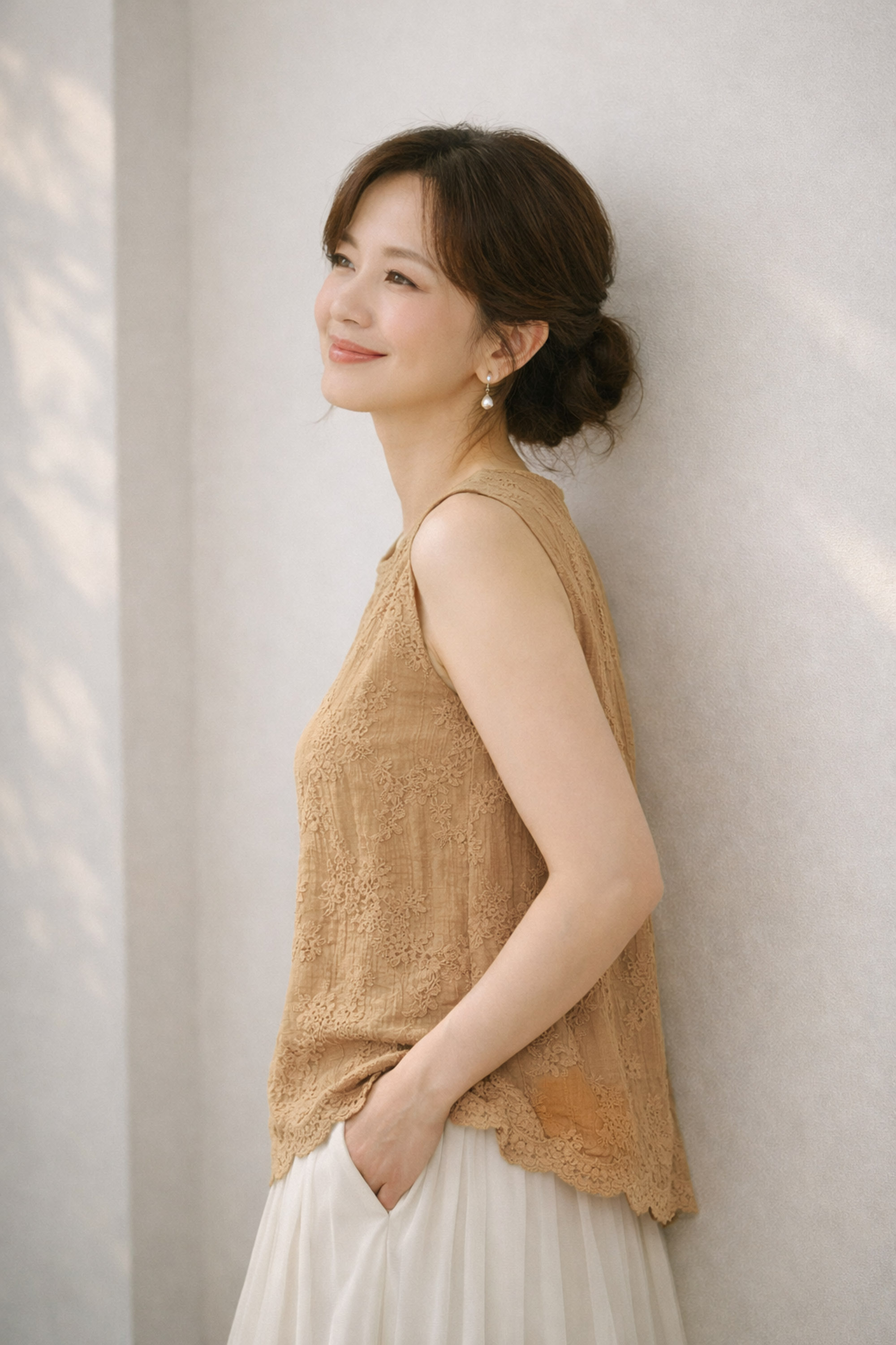 SWANLAKE | Áo Kiểu Nữ Vải Cotton Thêu Hoa Sát Nách Cổ Tròn Trẻ Trung Năng Động Dạo Phố Hè A13744LW01