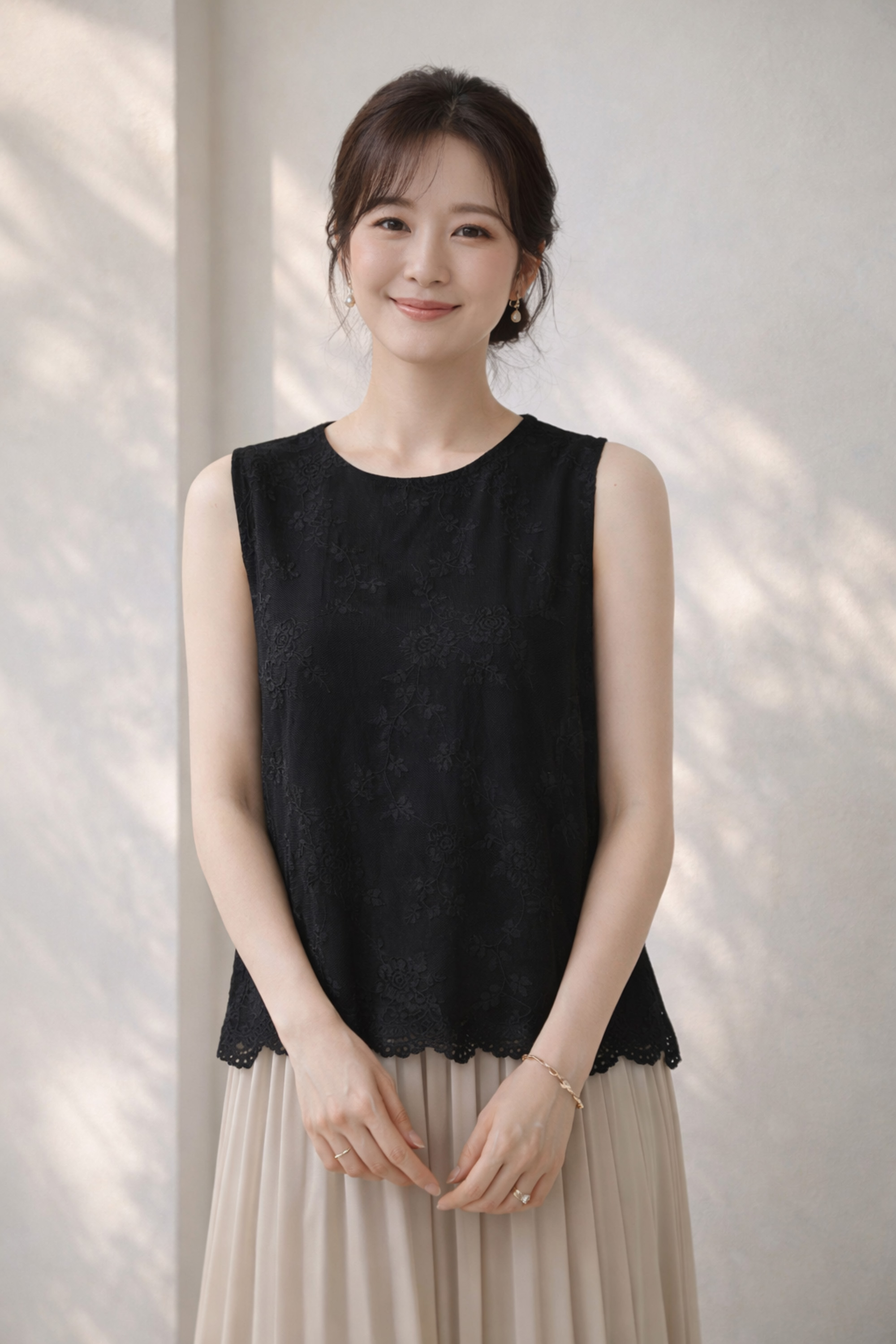 SWANLAKE | Áo Kiểu Nữ Vải Cotton Thêu Hoa Sát Nách Cổ Tròn Trẻ Trung Năng Động Dạo Phố Hè A13744LW01