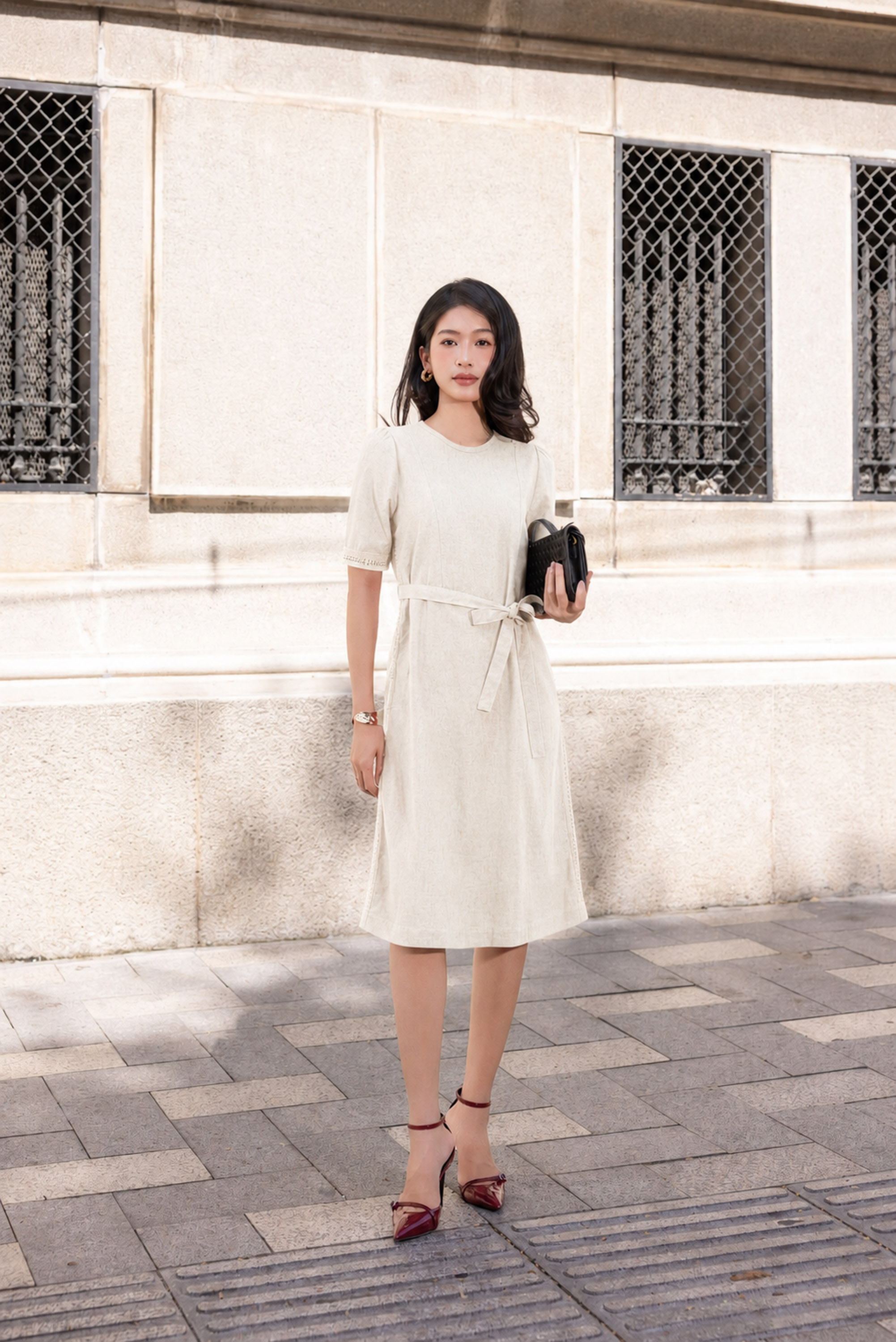 SWANLAKE | Váy Đầm Nữ Midi Vải Linen Dày Phối Viền Ren Cổ Tròn Tay Ngắn Dây Thắt Eo Công Sở D13797LW01