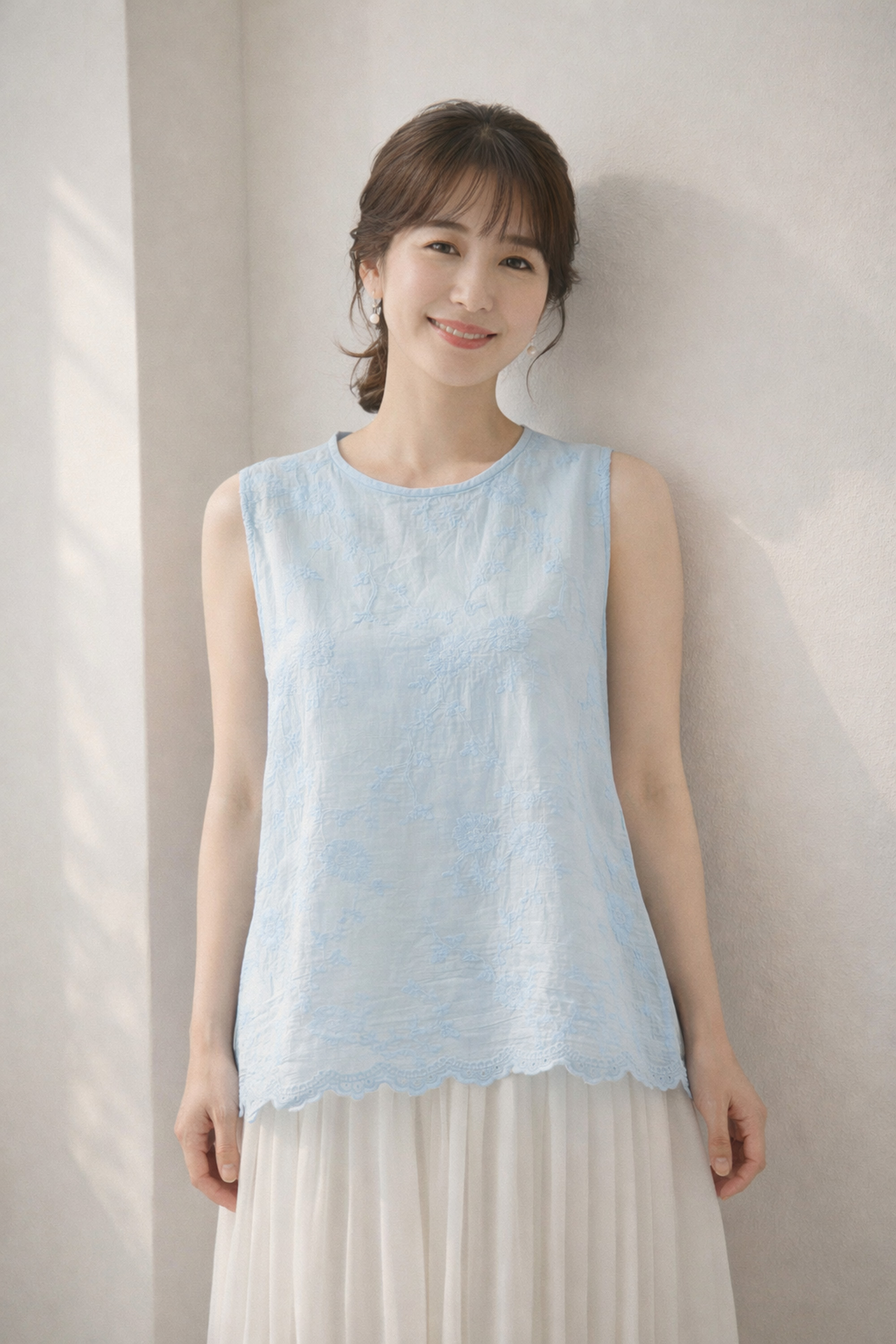 SWANLAKE | Áo Kiểu Nữ Vải Cotton Thêu Hoa Sát Nách Cổ Tròn Trẻ Trung Năng Động Dạo Phố Hè A13744LW01