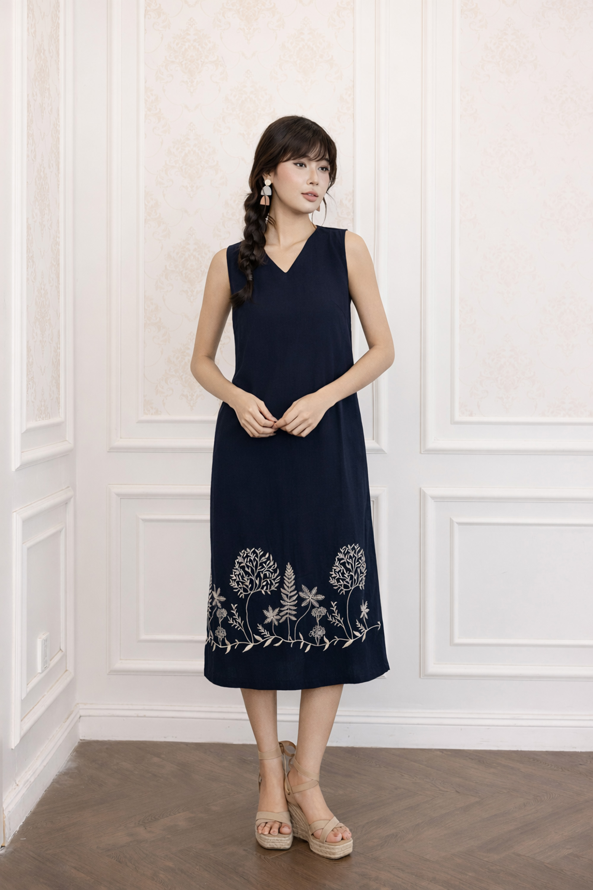 SWANLAKE | Váy Đầm Nữ Suông Sát Nách Cổ Chữ V Vải Linen Hàn Thêu Hoa Du Lịch Dạo Phố Hè D13721LW01