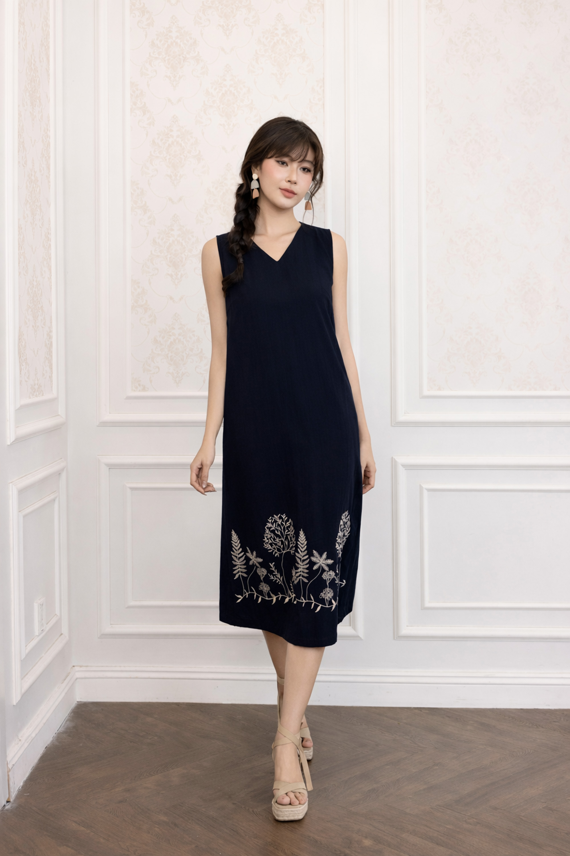 SWANLAKE | Váy Đầm Nữ Suông Sát Nách Cổ Chữ V Vải Linen Hàn Thêu Hoa Du Lịch Dạo Phố Hè D13721LW01
