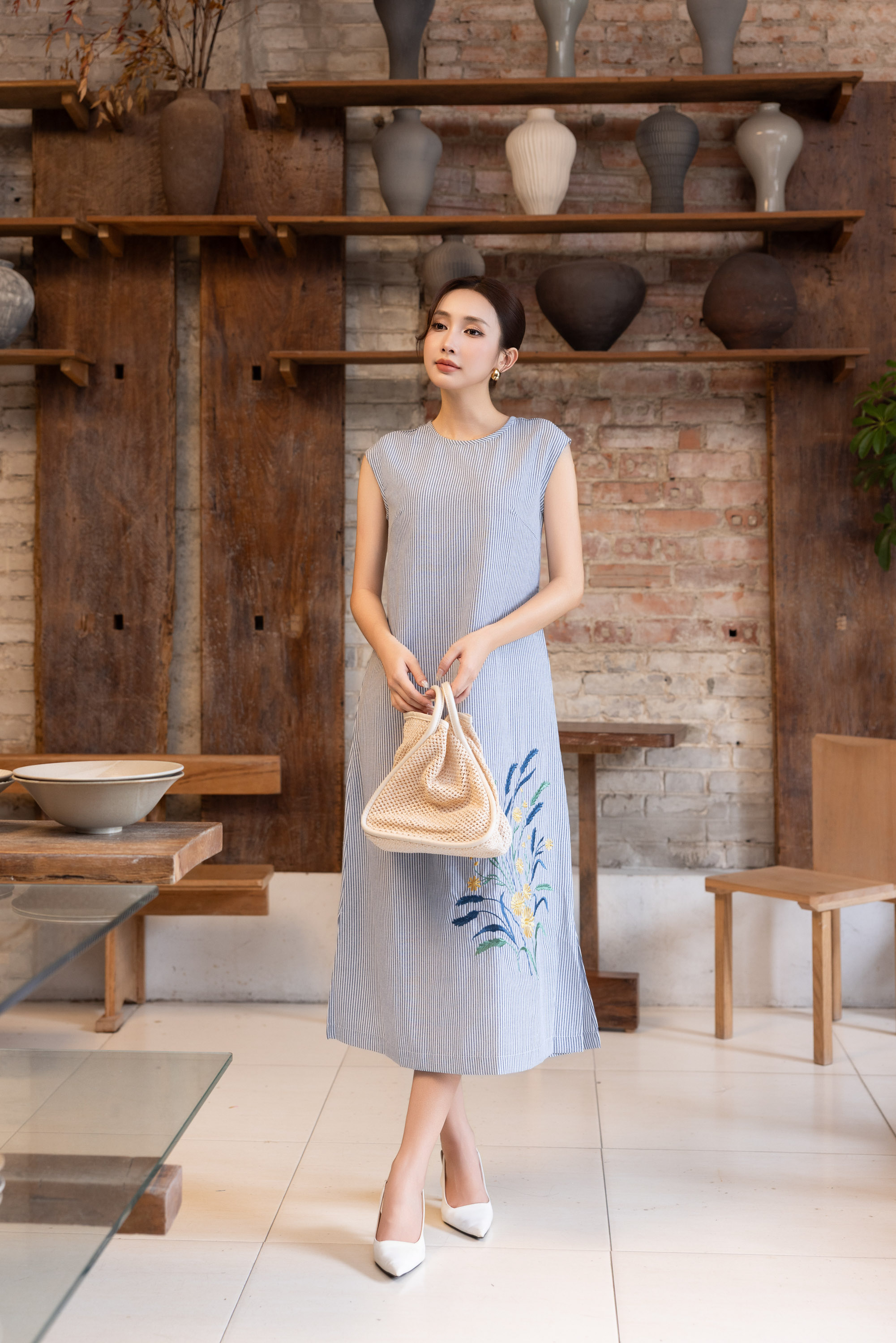 SWANLAKE | Váy Đầm Nữ Suông Sát Nách Vải Cotton Sọc Thêu Hoa Cổ Tròn Dạo Phố Du Lịch Hè D13550LW01