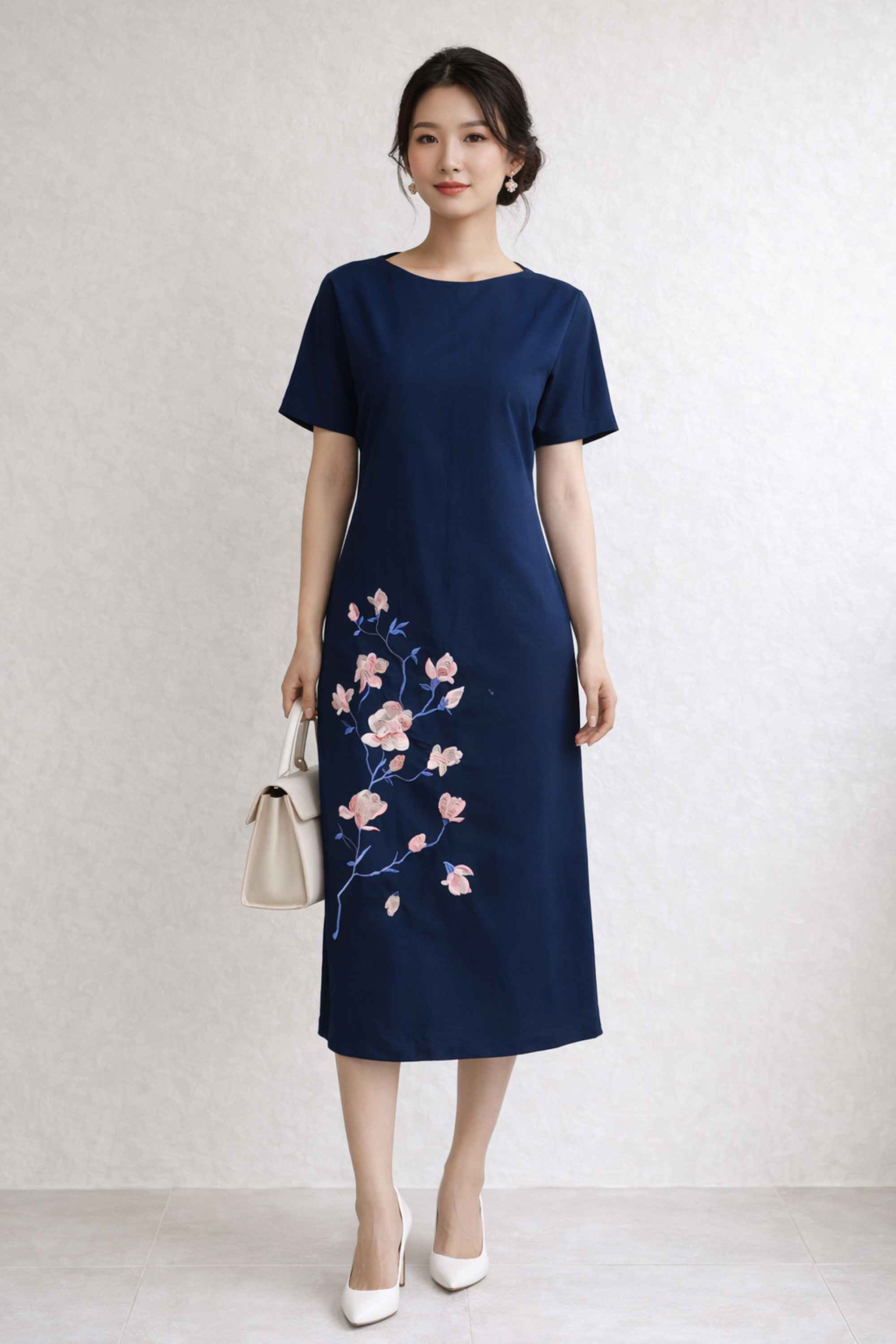 SWANLAKE | Váy Đầm Nữ Maxi Suông Tay Ngắn Cổ Tròn Vải Linen Thêu Hoa Có Túi Xẻ Tà Công Sở D13610LW01