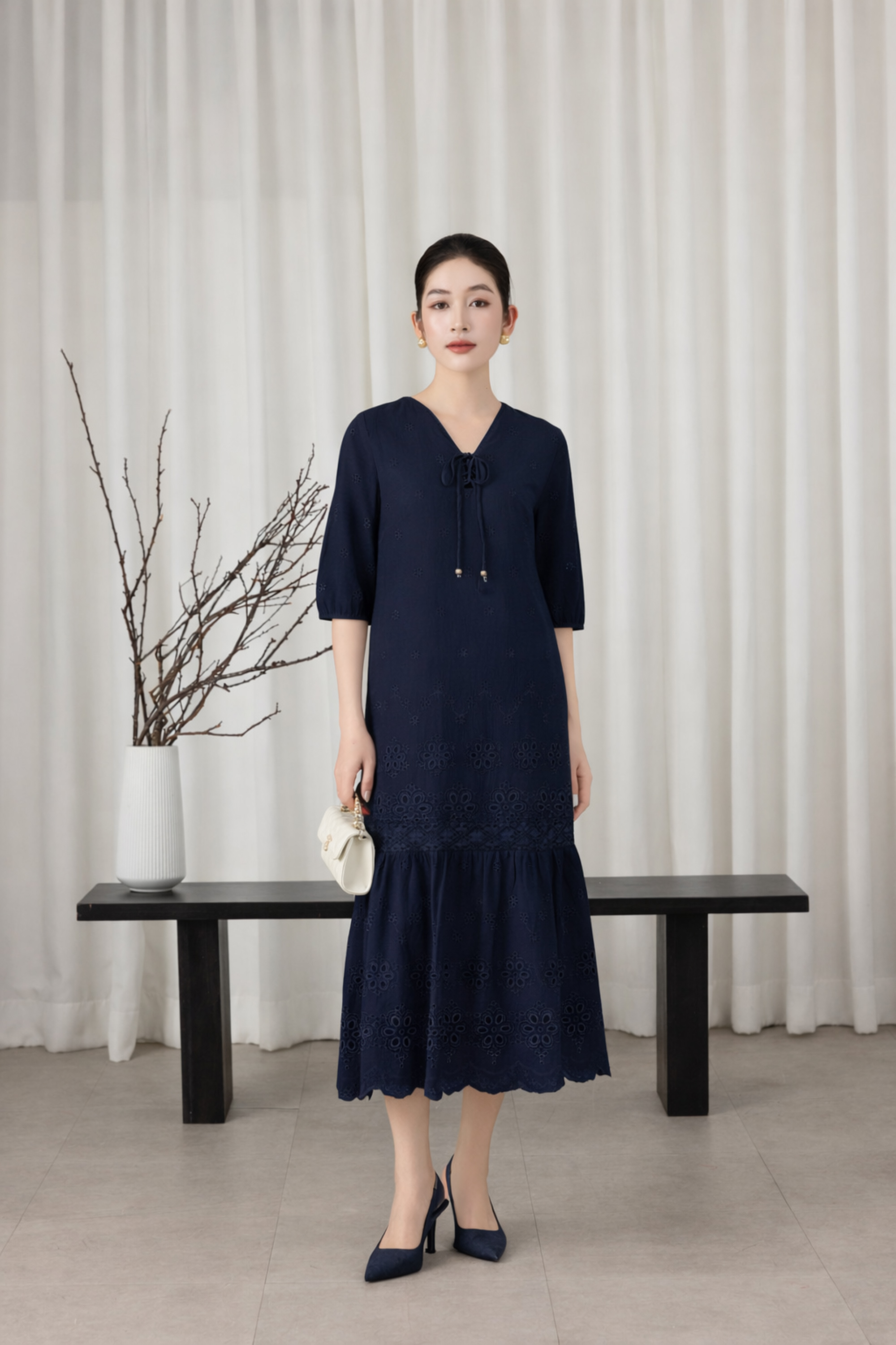 SWANLAKE | Váy Đầm Nữ Maxi Đuôi Cá Ren Vải Cotton Thêu Đục Lỗ Cổ Chữ V Tay Lỡ Dạo Phố D13661LW01