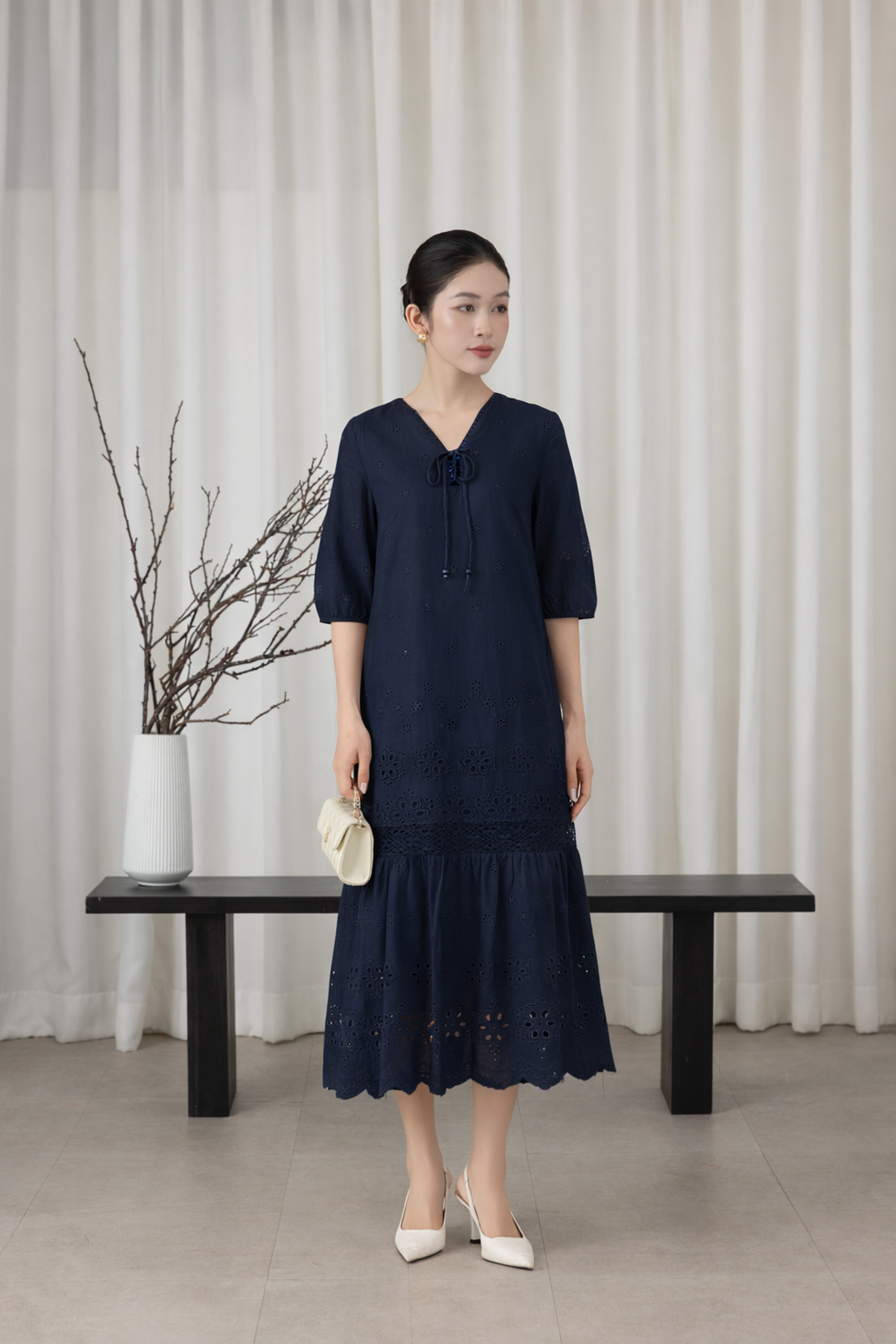 SWANLAKE | Váy Đầm Nữ Maxi Đuôi Cá Ren Vải Cotton Thêu Đục Lỗ Cổ Chữ V Tay Lỡ Dạo Phố D13661LW01