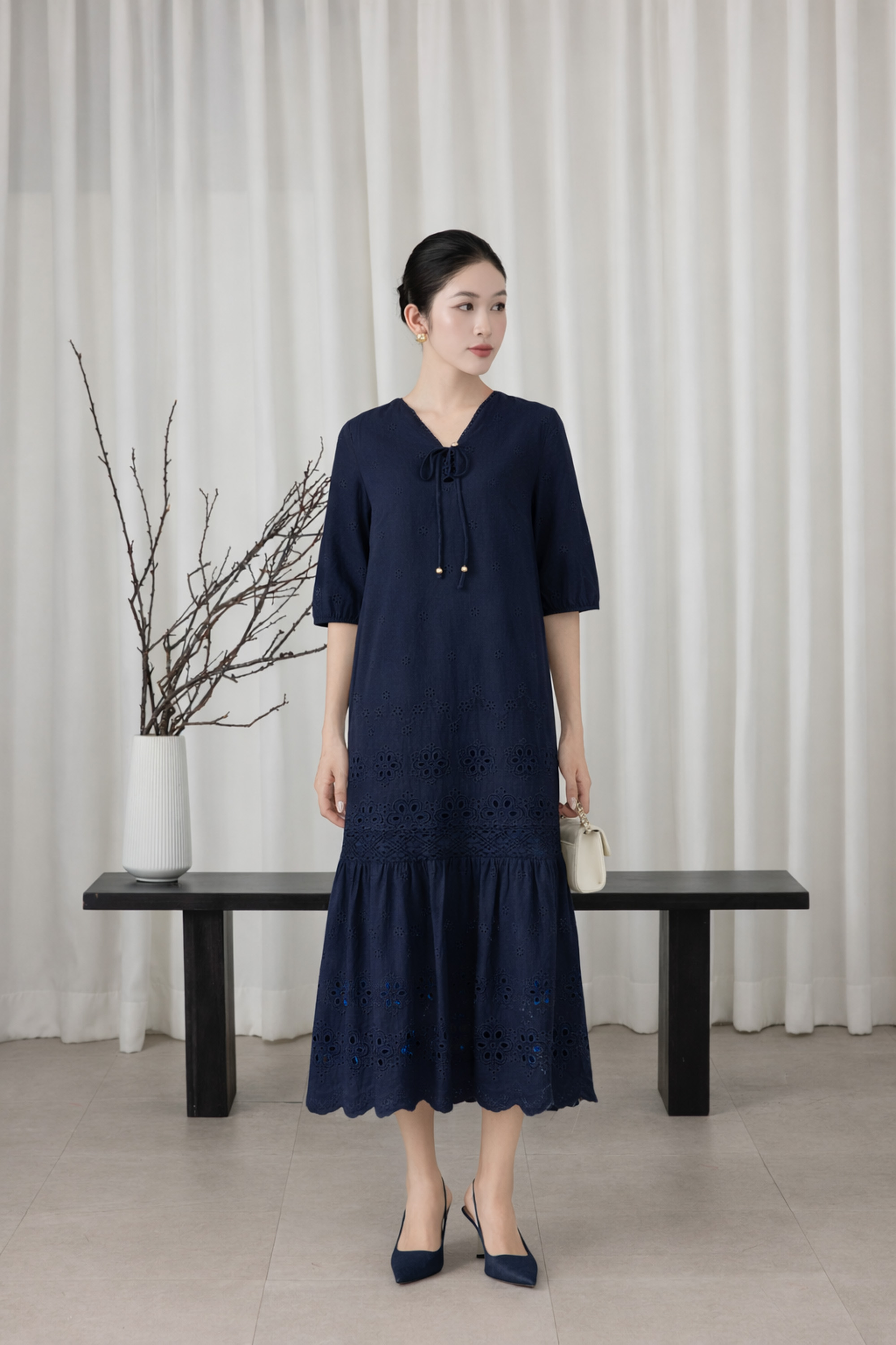 SWANLAKE | Váy Đầm Nữ Maxi Đuôi Cá Ren Vải Cotton Thêu Đục Lỗ Cổ Chữ V Tay Lỡ Dạo Phố D13661LW01