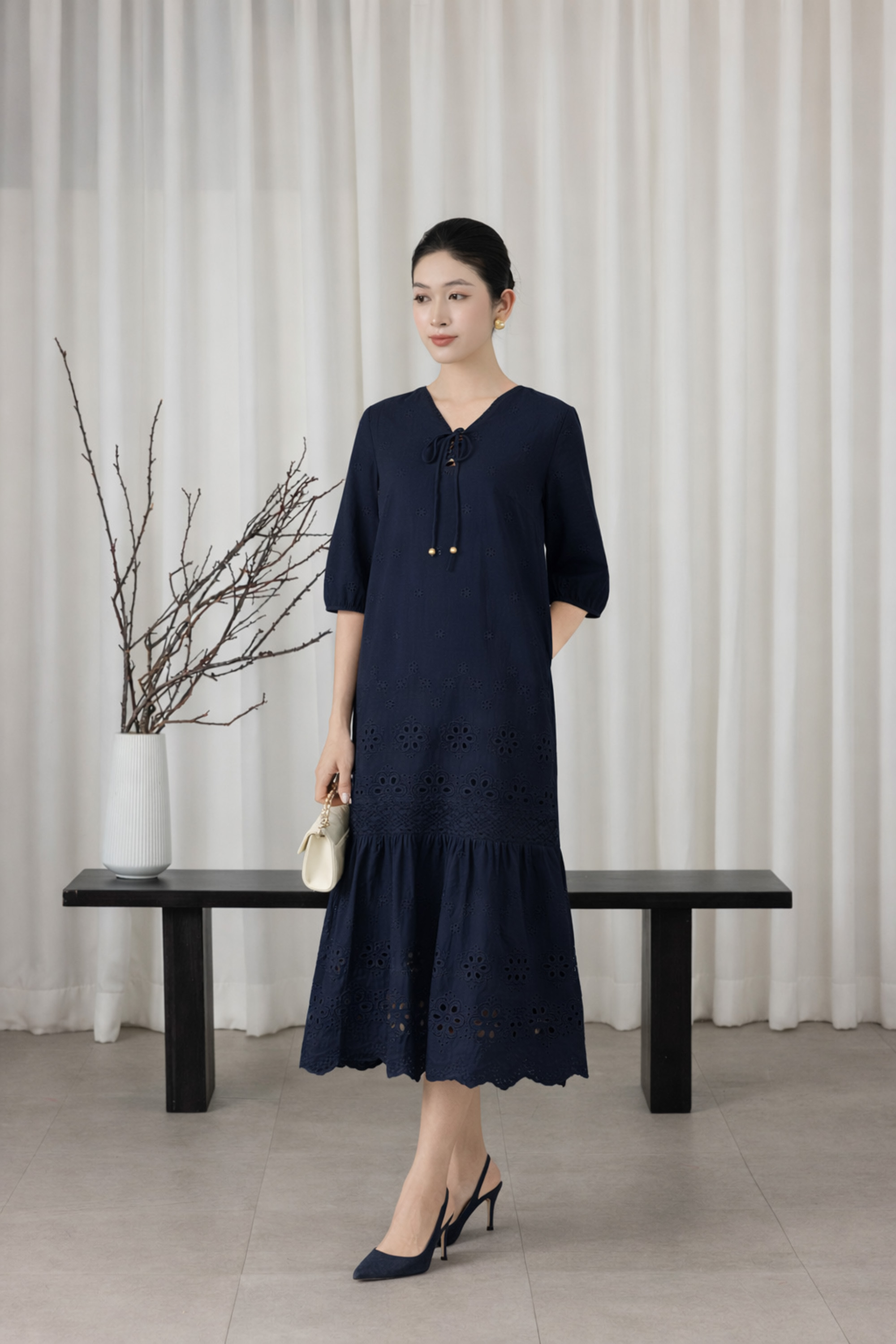 SWANLAKE | Váy Đầm Nữ Maxi Đuôi Cá Ren Vải Cotton Thêu Đục Lỗ Cổ Chữ V Tay Lỡ Dạo Phố D13661LW01