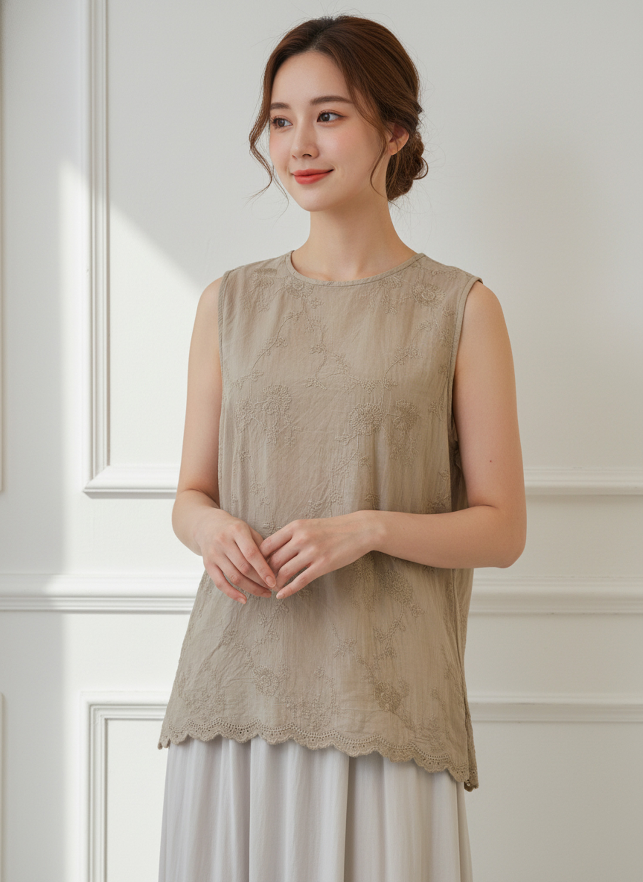 SWANLAKE | Áo Kiểu Nữ Vải Cotton Thêu Hoa Sát Nách Cổ Tròn Trẻ Trung Năng Động Dạo Phố Hè A13744LW01