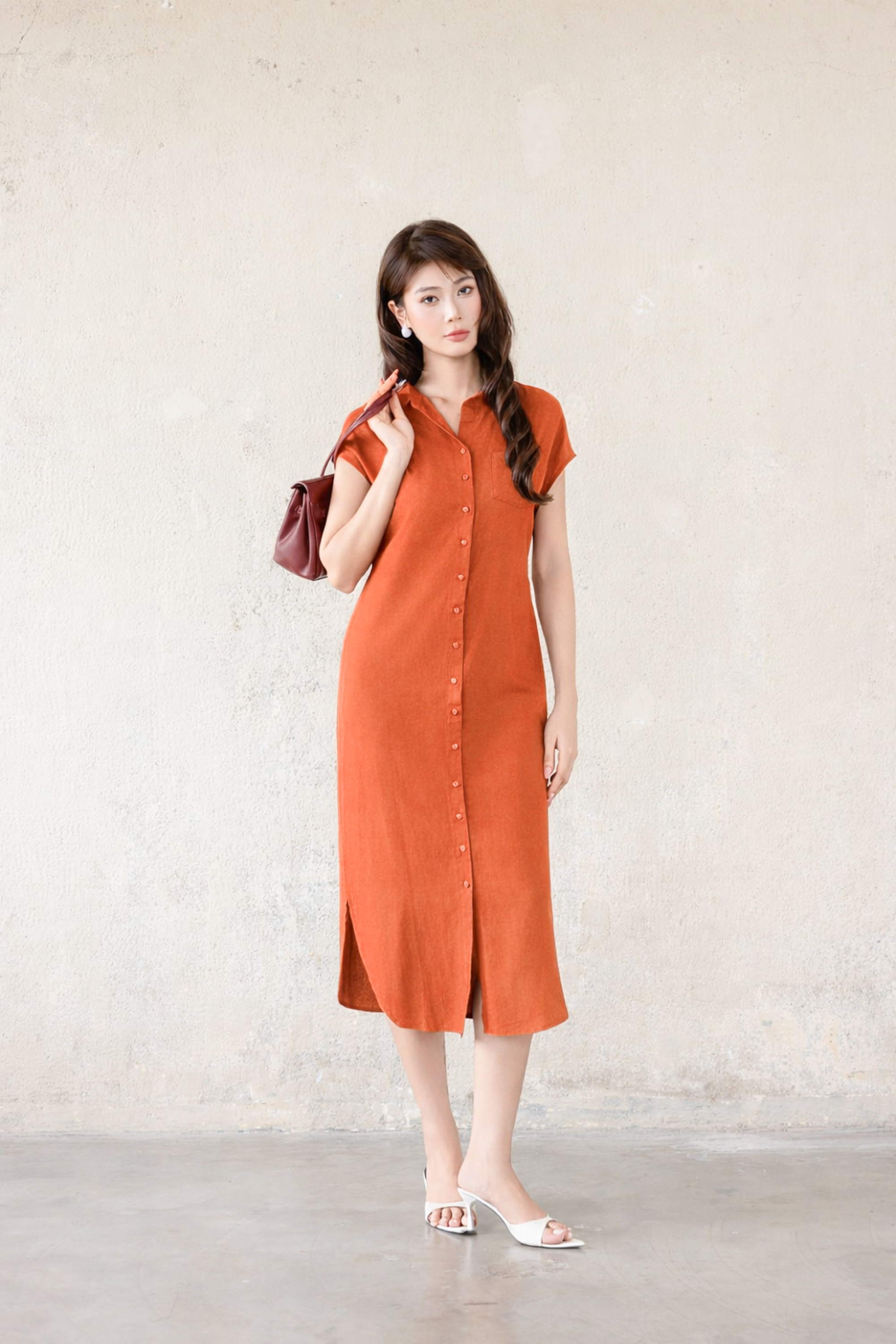 SWANLAKE | Váy Đầm Nữ Midi Suông Vải Linen Hàn Cổ Sơ Mi Cài Nút Tay Hến Vạt Bầu Công Sở D13825LW01