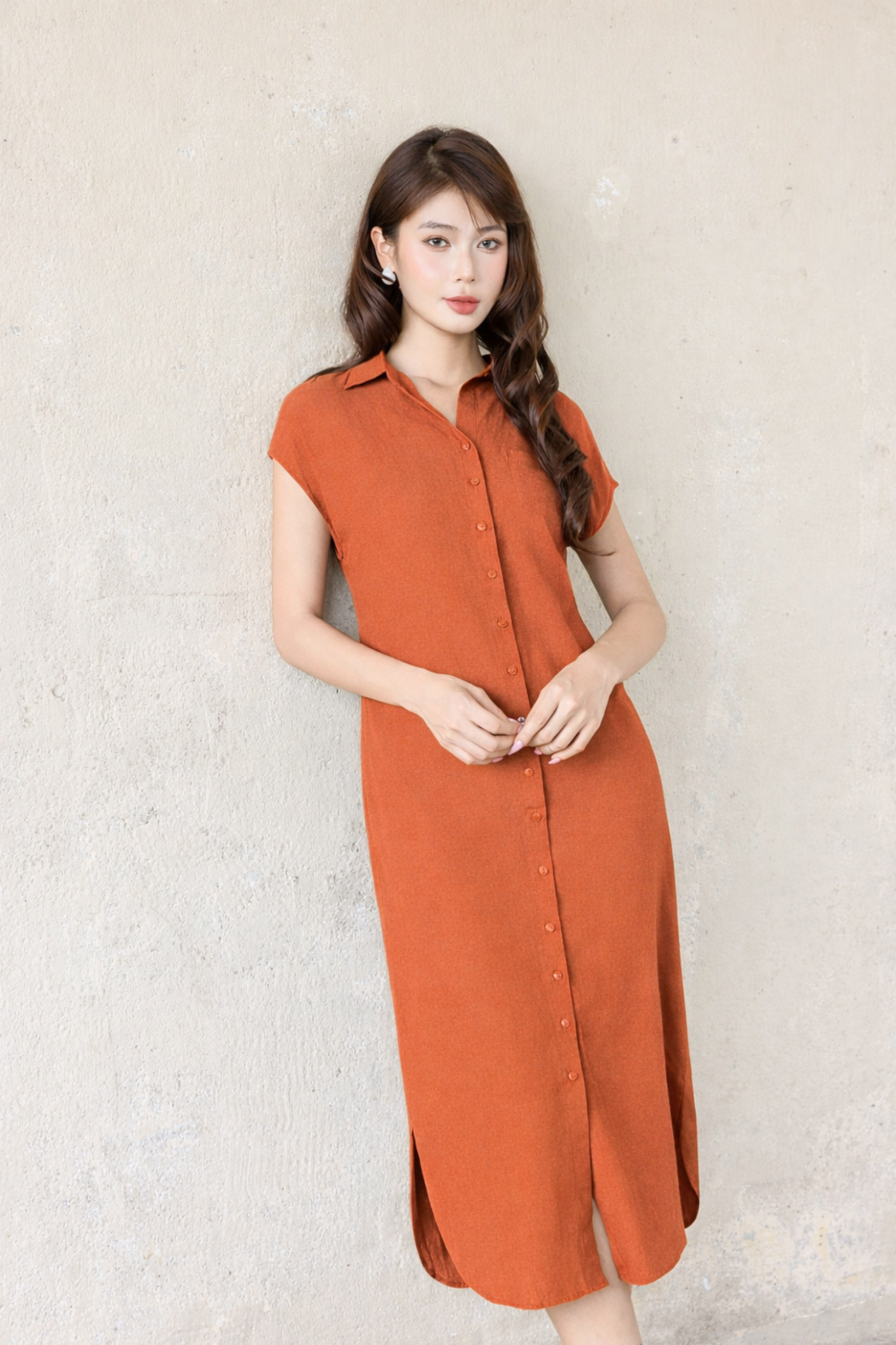SWANLAKE | Váy Đầm Nữ Midi Suông Vải Linen Hàn Cổ Sơ Mi Cài Nút Tay Hến Vạt Bầu Công Sở D13825LW01