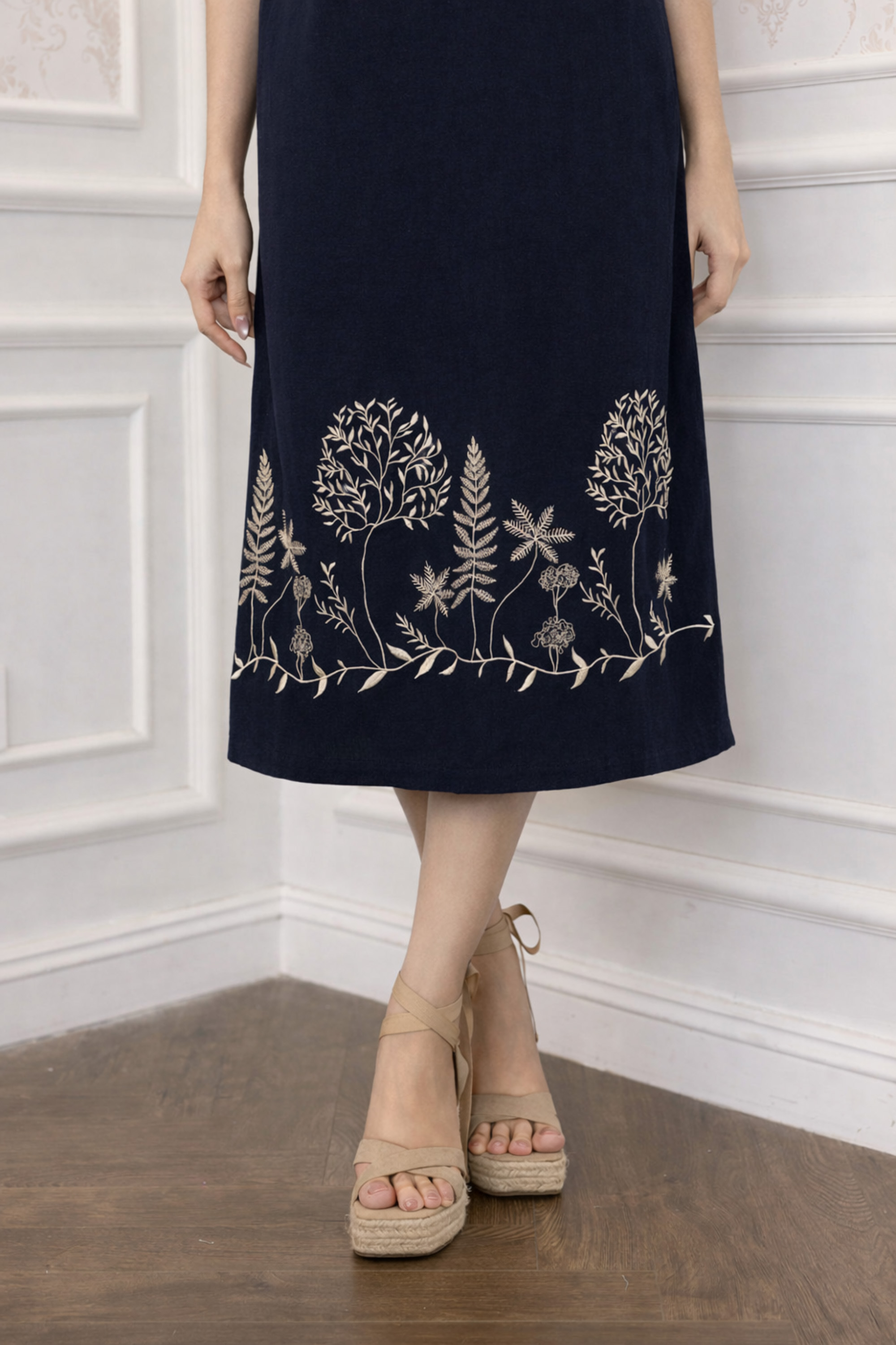 SWANLAKE | Váy Đầm Nữ Suông Sát Nách Cổ Chữ V Vải Linen Hàn Thêu Hoa Du Lịch Dạo Phố Hè D13721LW01