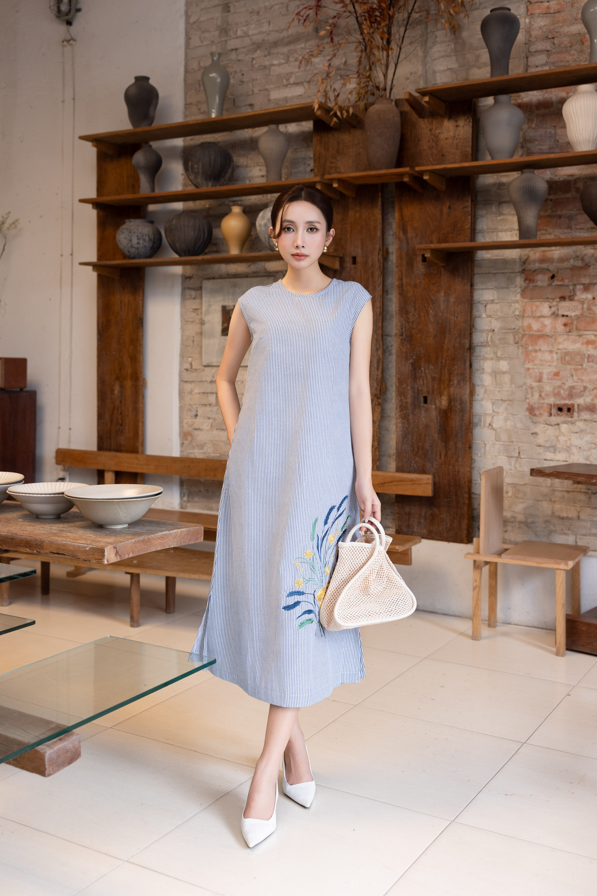 SWANLAKE | Váy Đầm Nữ Suông Sát Nách Vải Cotton Sọc Thêu Hoa Cổ Tròn Dạo Phố Du Lịch Hè D13550LW01