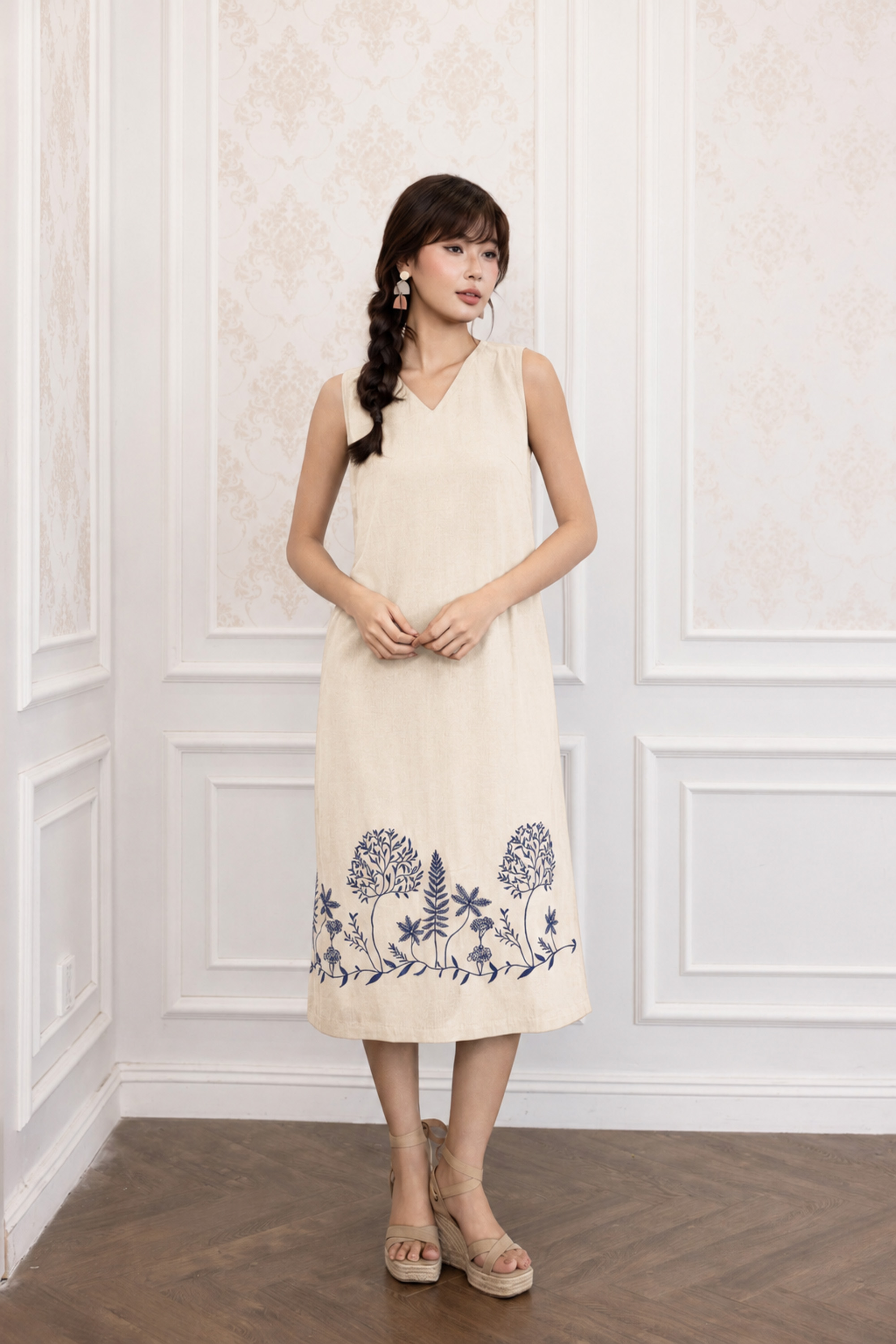 SWANLAKE | Váy Đầm Nữ Suông Sát Nách Cổ Chữ V Vải Linen Hàn Thêu Hoa Du Lịch Dạo Phố Hè D13721LW01