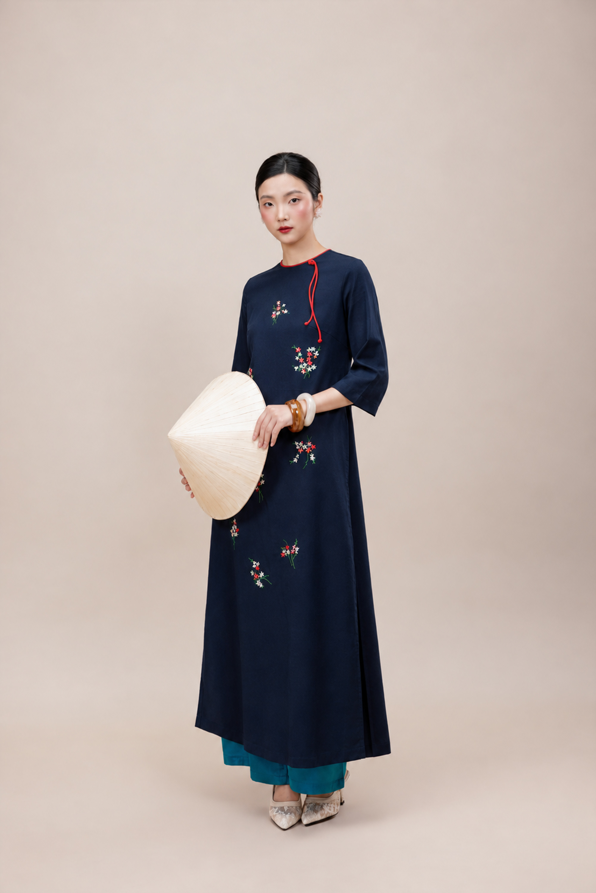 Áo Dài Cách Tân Suông Linen Thêu Hoa L14229LW01