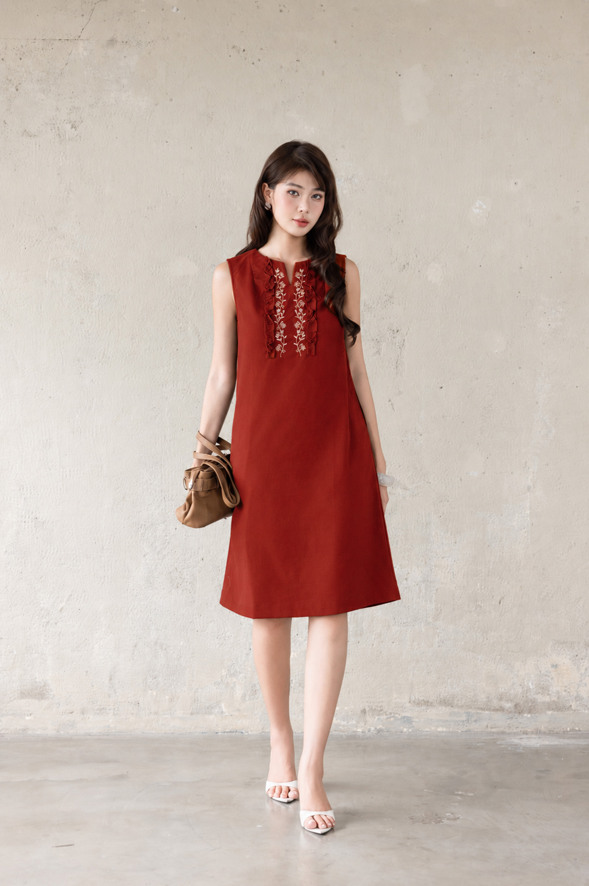 SWANLAKE | Váy Đầm Nữ Midi Suông Sát Nách Cổ Tròn Xẻ V Chất Linen Thêu Hoa Có Túi Dạo Phố D13813LW01