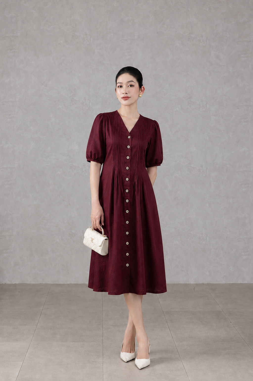 SWANLAKE | Váy Đầm Nữ Midi Cổ Chữ V Cài Nút Tay Ngắn Phồng Vải Linen Xếp Ly Chiết Eo Công Sở D14117LW01