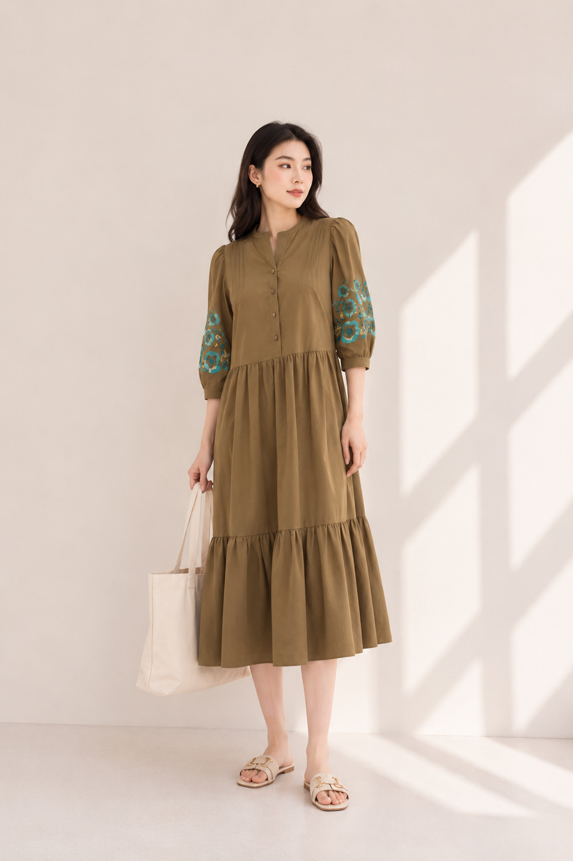 SWANLAKE | Váy Đầm Nữ Maxi Đuôi Cá Xòe Vải Cotton Tay Lỡ Thêu Hoa Cổ Trụ Cài Nút Công Sở D13567LW01
