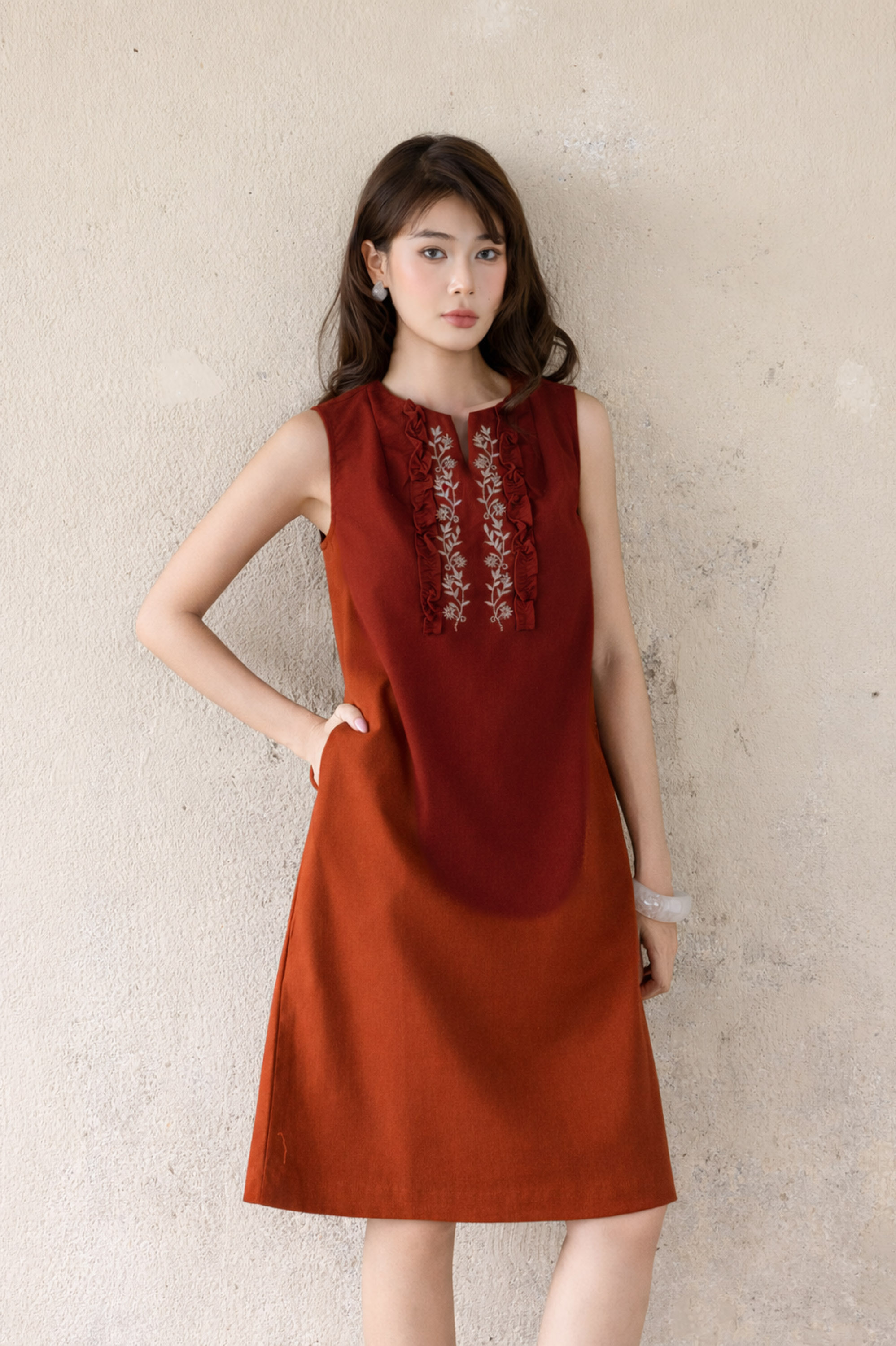 SWANLAKE | Váy Đầm Nữ Midi Suông Sát Nách Cổ Tròn Xẻ V Chất Linen Thêu Hoa Có Túi Dạo Phố D13813LW01