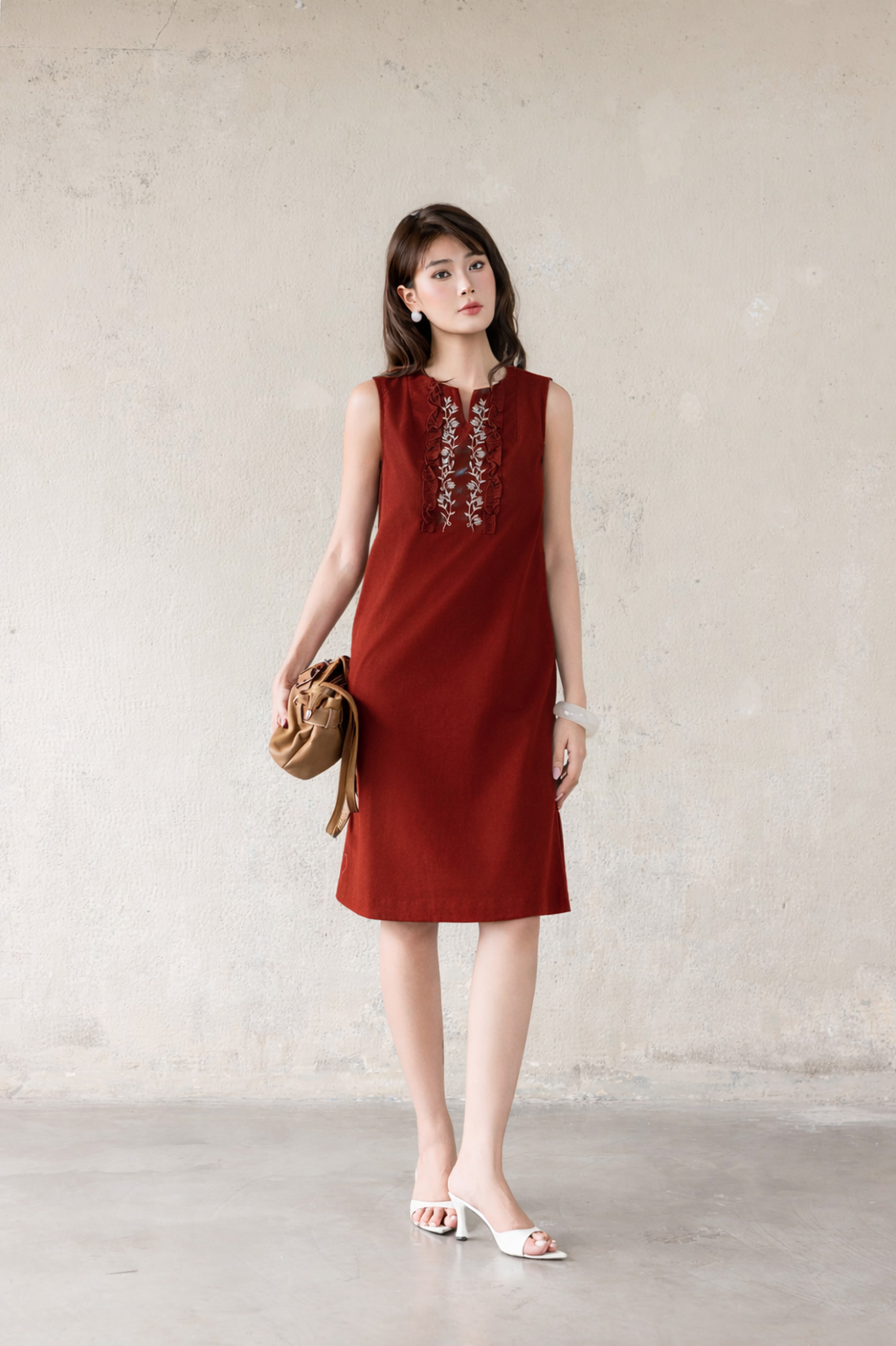 SWANLAKE | Váy Đầm Nữ Midi Suông Sát Nách Cổ Tròn Xẻ V Chất Linen Thêu Hoa Có Túi Dạo Phố D13813LW01