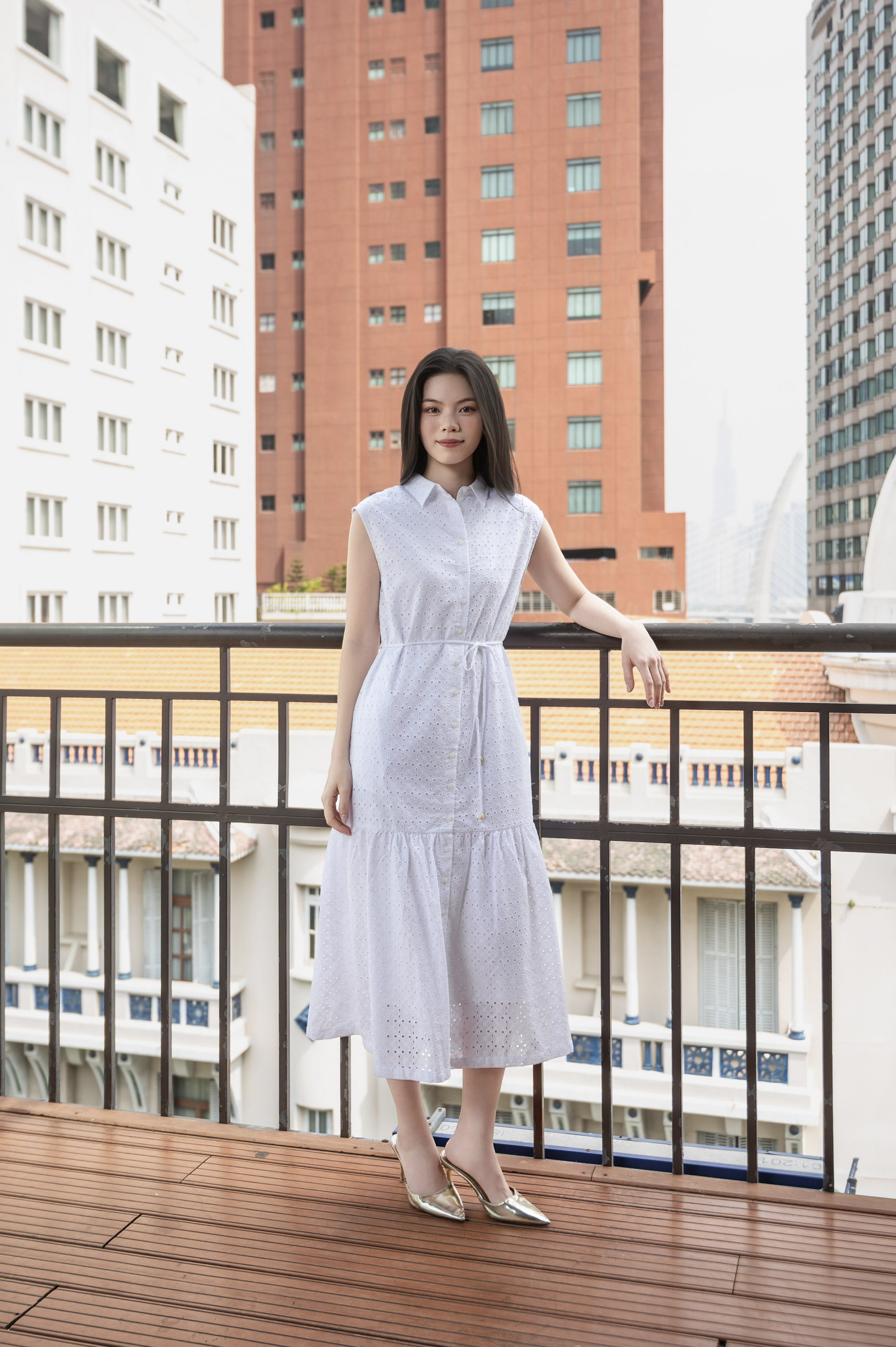 SWANLAKE | Váy Đầm Nữ Maxi Sơ Mi Suông Sát Nách Đuôi Cá Cotton Thêu Hoa Đục Lỗ Cài Nút Có Túi D12905LW01