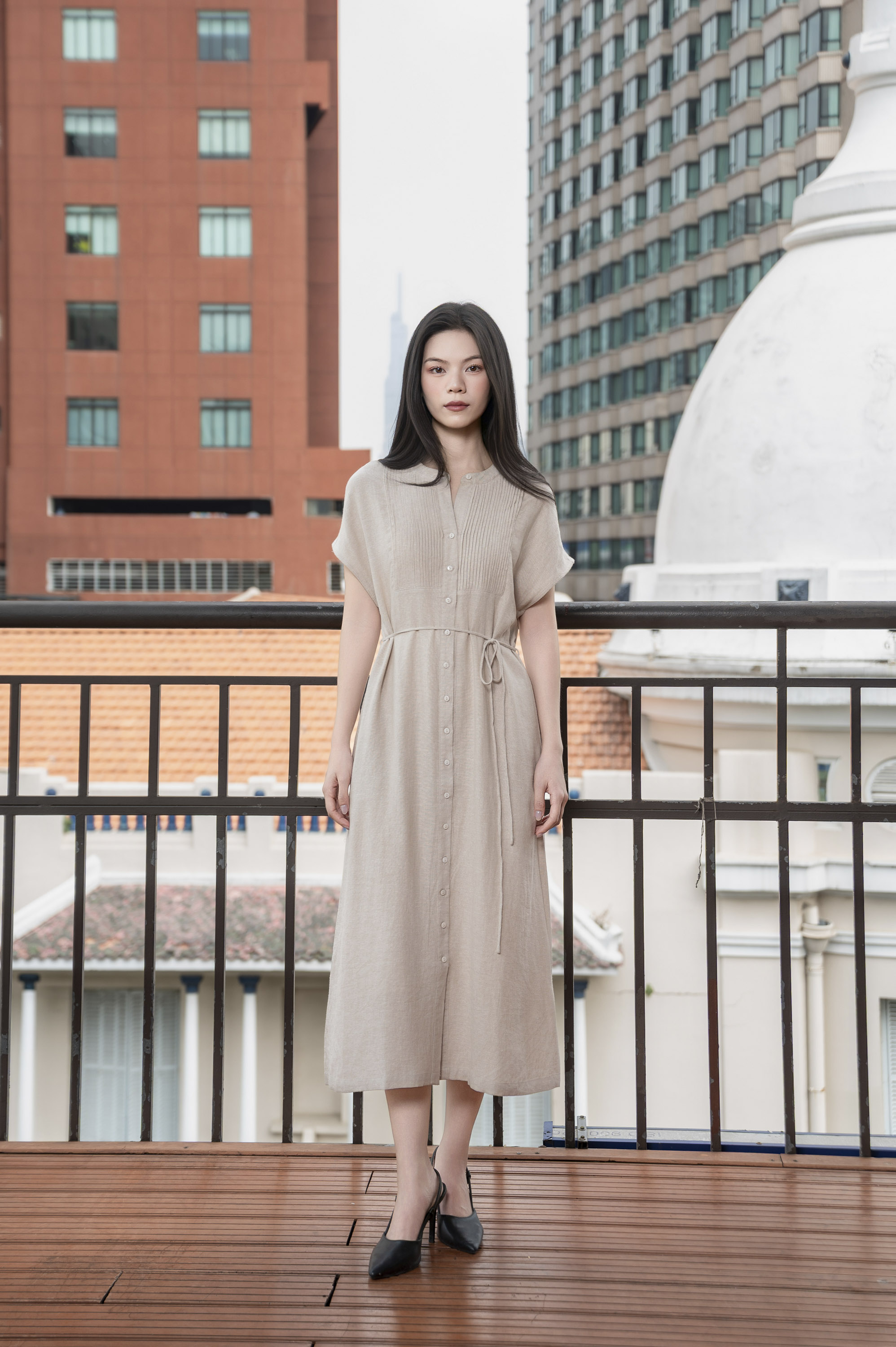 SWANLAKE | Váy Đầm Nữ Midi Suông Cổ Trụ Cài Nút Xếp Ly Vải Linen Dây Thắt Eo Xẻ Tà Công Sở D12752LW01