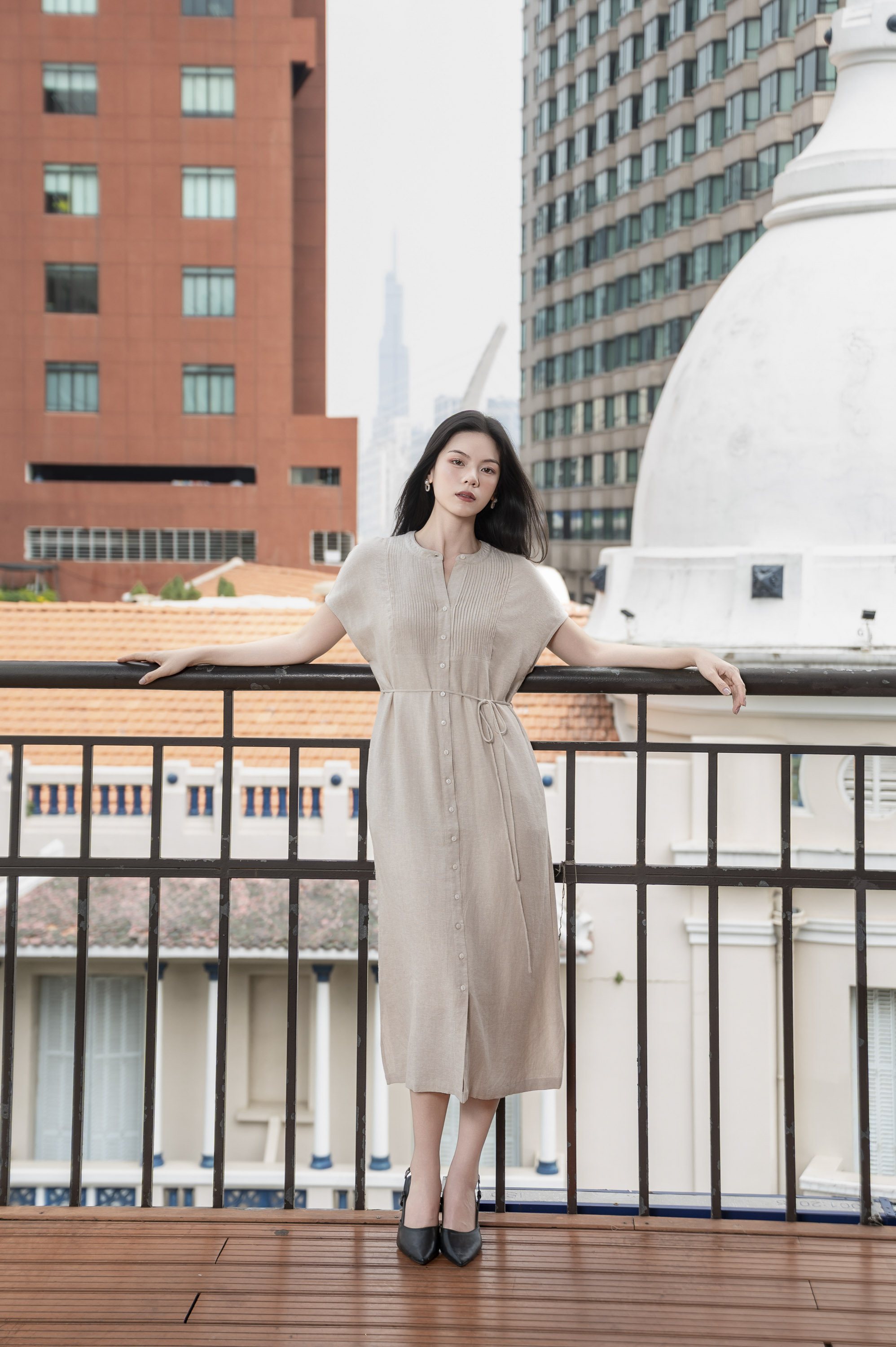 SWANLAKE | Váy Đầm Nữ Midi Suông Cổ Trụ Cài Nút Xếp Ly Vải Linen Dây Thắt Eo Xẻ Tà Công Sở D12752LW01