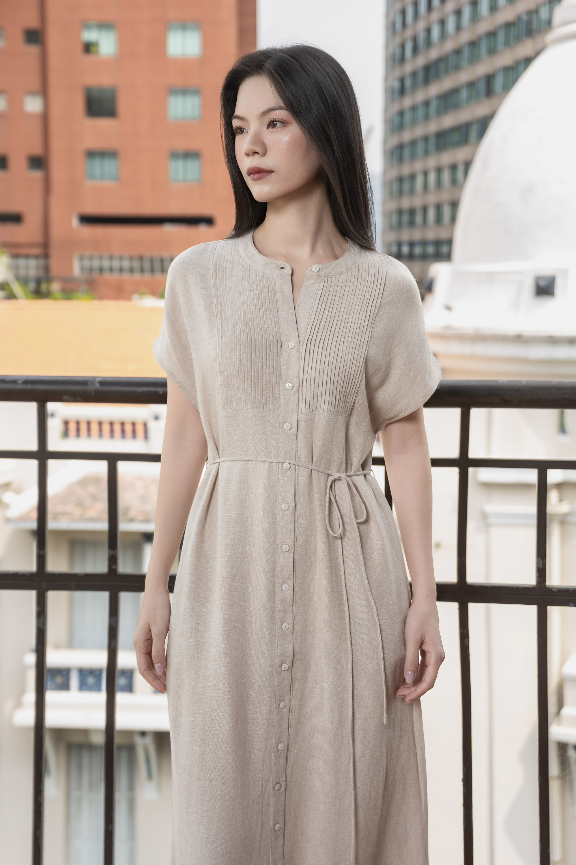 SWANLAKE | Váy Đầm Nữ Midi Suông Cổ Trụ Cài Nút Xếp Ly Vải Linen Dây Thắt Eo Xẻ Tà Công Sở D12752LW01