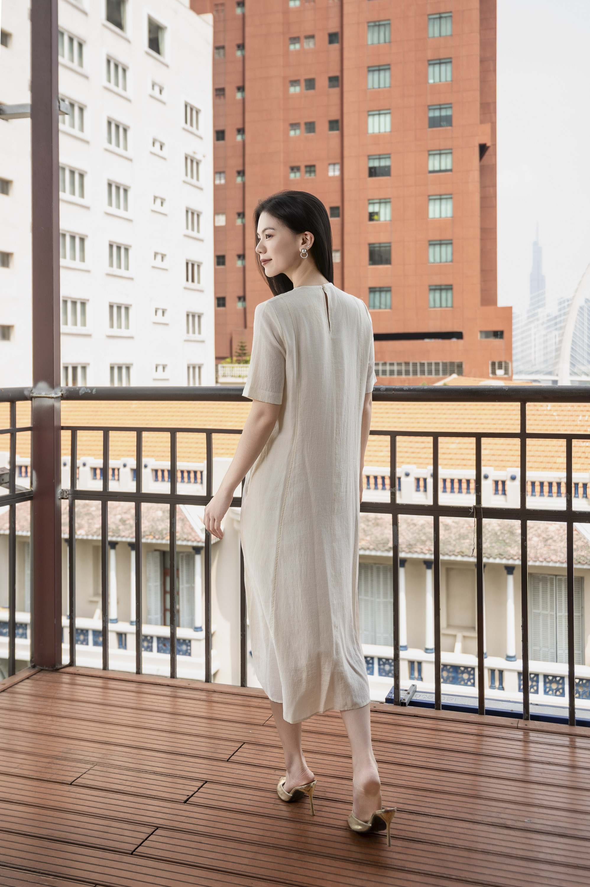 Đầm Chất Liệu Tơ Mỹ May Tám Mảnh Swanlake - D11530LW01