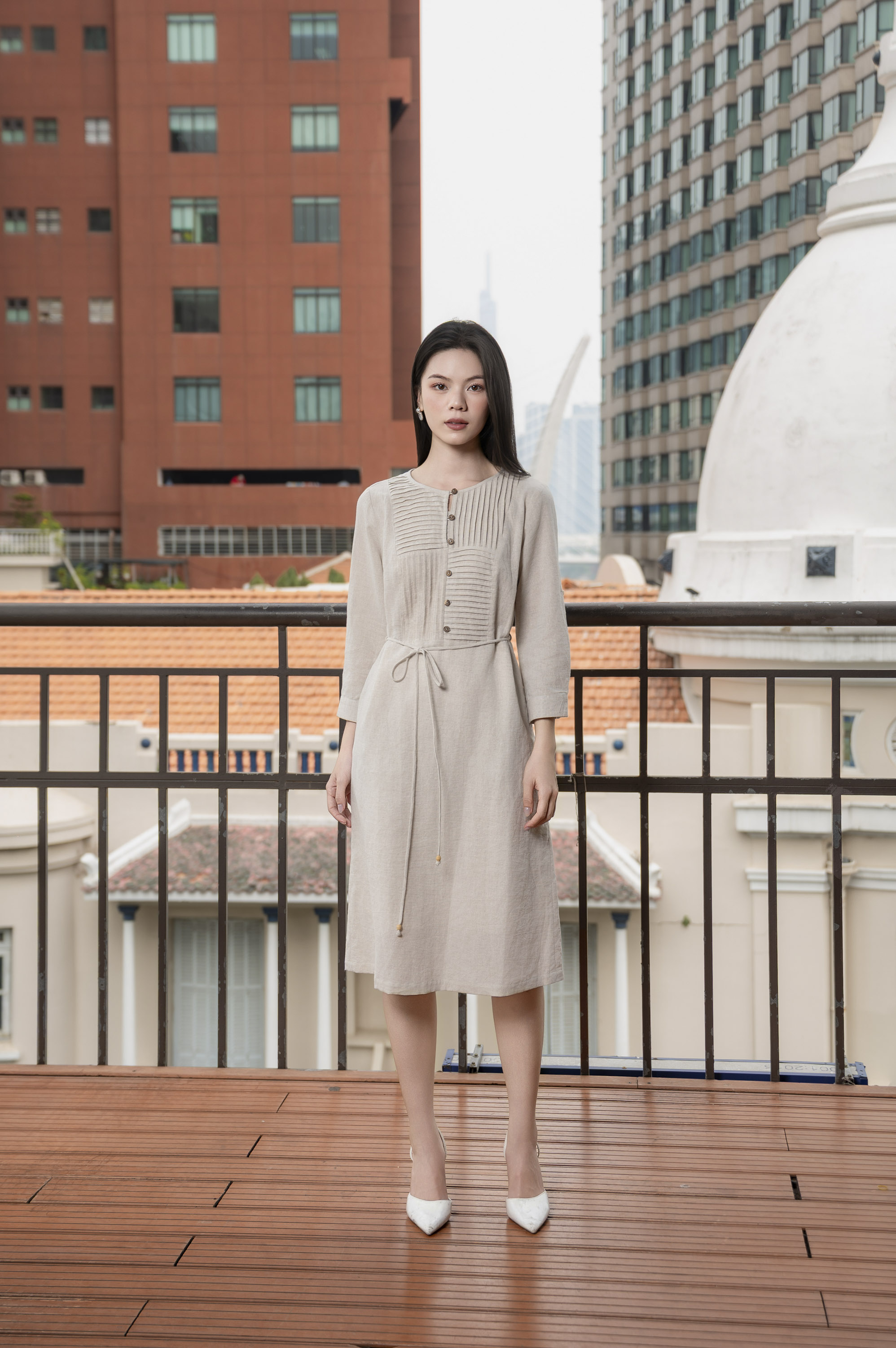 SWANLAKE | Váy Đầm Nữ Suông Cổ Tròn Cài Nút Tay Lỡ Vải Linen Dây Thắt Eo Công Sở Thanh Lịch D13306LW01