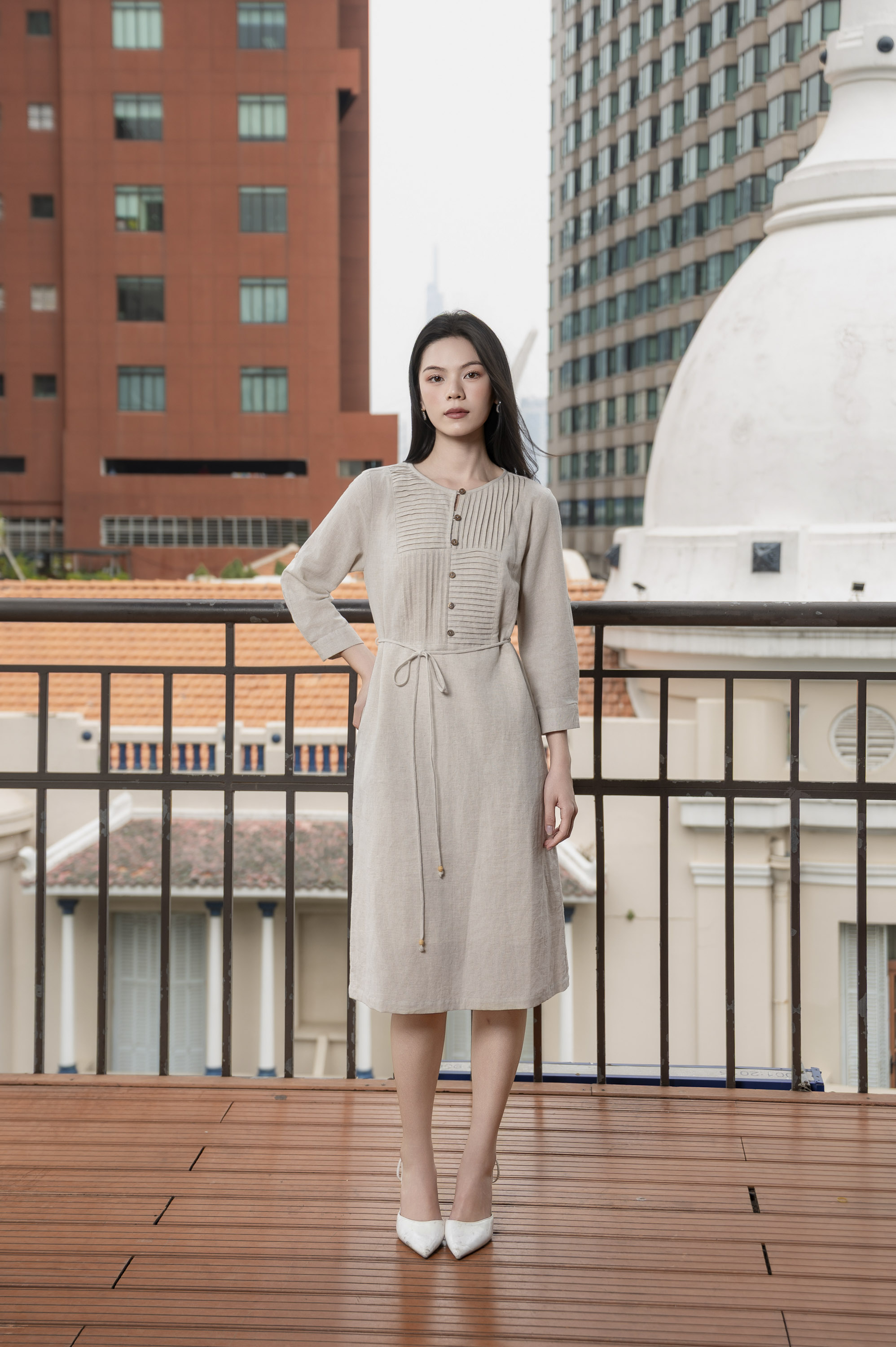 SWANLAKE | Váy Đầm Nữ Suông Cổ Tròn Cài Nút Tay Lỡ Vải Linen Dây Thắt Eo Công Sở Thanh Lịch D13306LW01