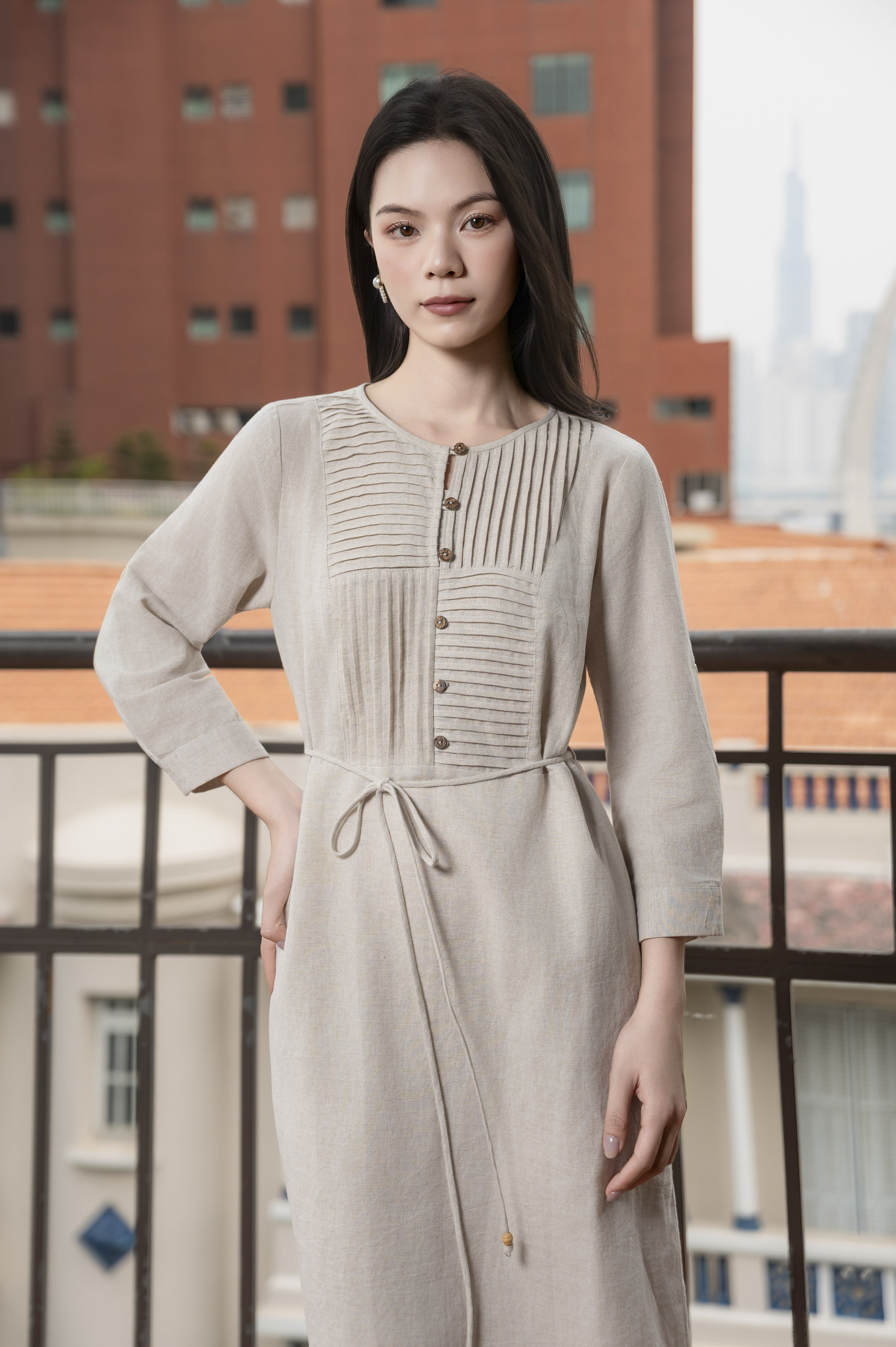 SWANLAKE | Váy Đầm Nữ Suông Cổ Tròn Cài Nút Tay Lỡ Vải Linen Dây Thắt Eo Công Sở Thanh Lịch D13306LW01