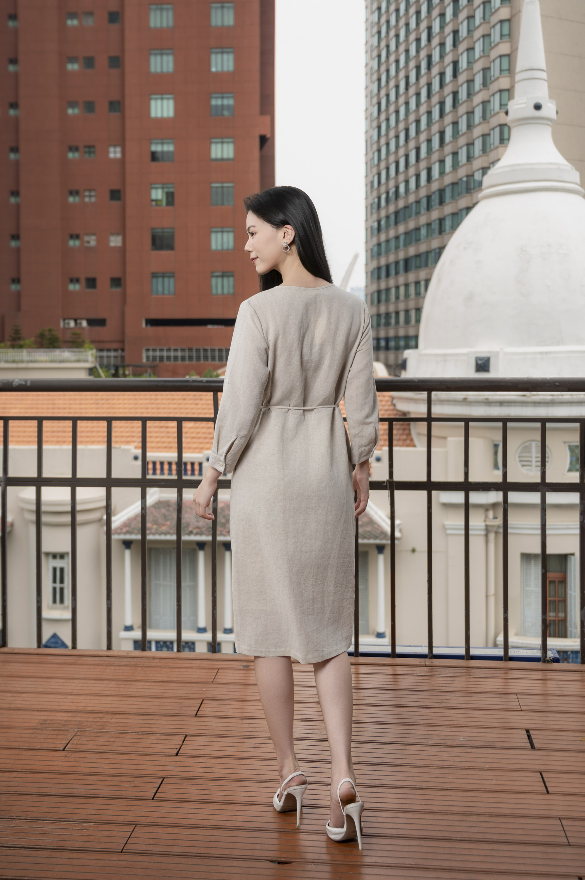 SWANLAKE | Váy Đầm Nữ Suông Cổ Tròn Cài Nút Tay Lỡ Vải Linen Dây Thắt Eo Công Sở Thanh Lịch D13306LW01