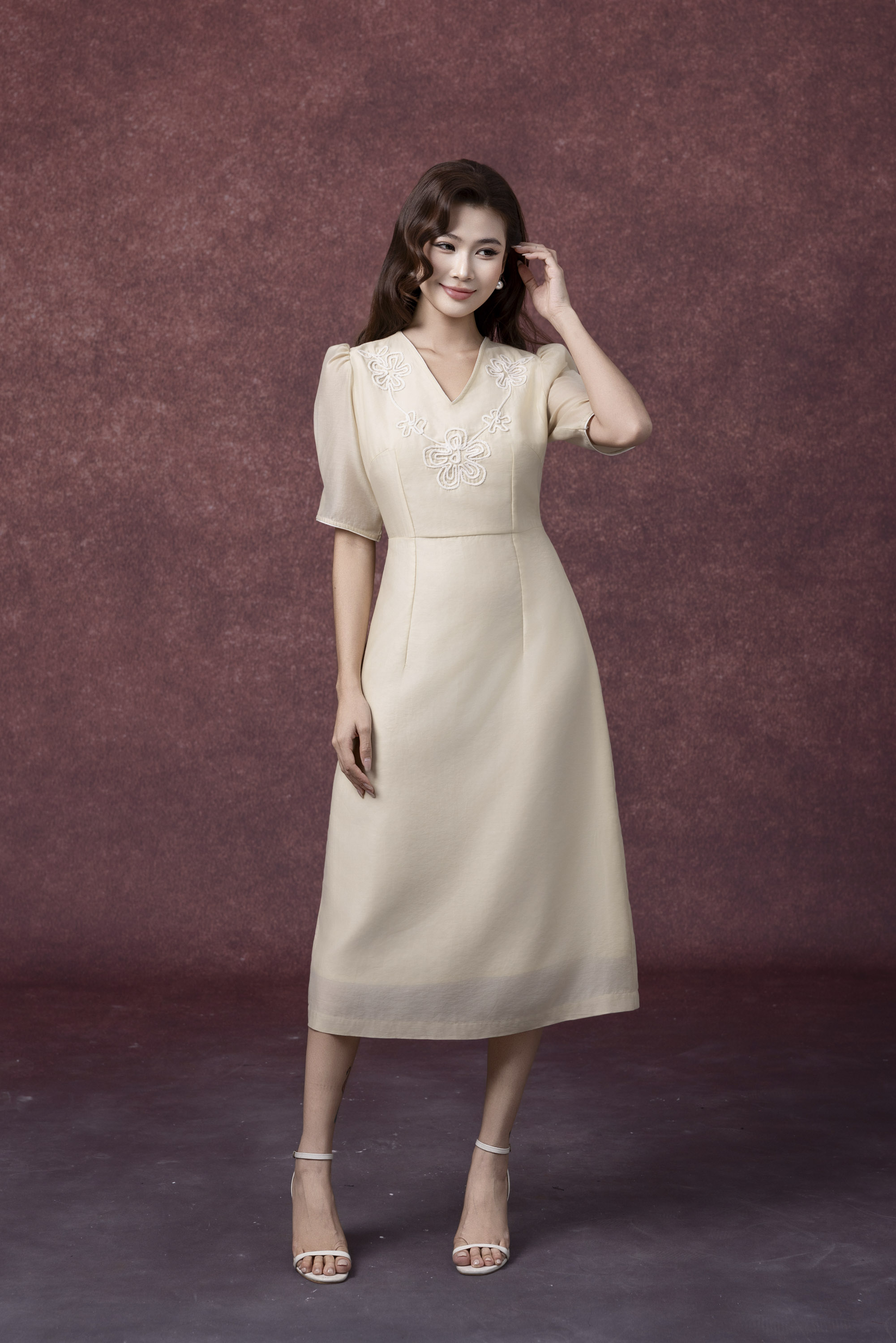 SWANLAKE | Váy Đầm Nữ Chất Tơ Cotton Thêu Hoa Cổ Chữ V Tay Ngắn Chiết Eo Đi Tiệc Công Sở D13286LW01