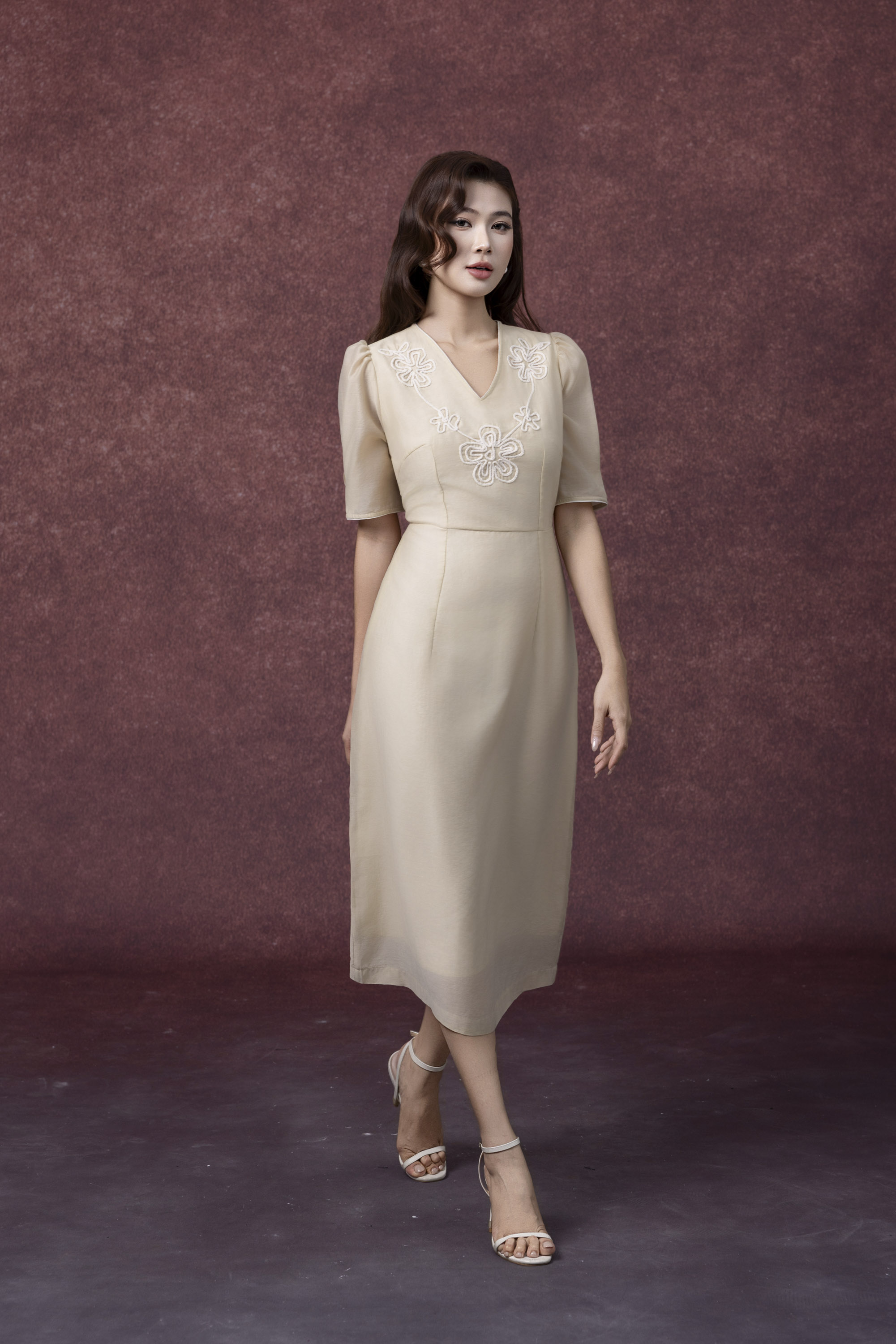 SWANLAKE | Váy Đầm Nữ Chất Tơ Cotton Thêu Hoa Cổ Chữ V Tay Ngắn Chiết Eo Đi Tiệc Công Sở D13286LW01