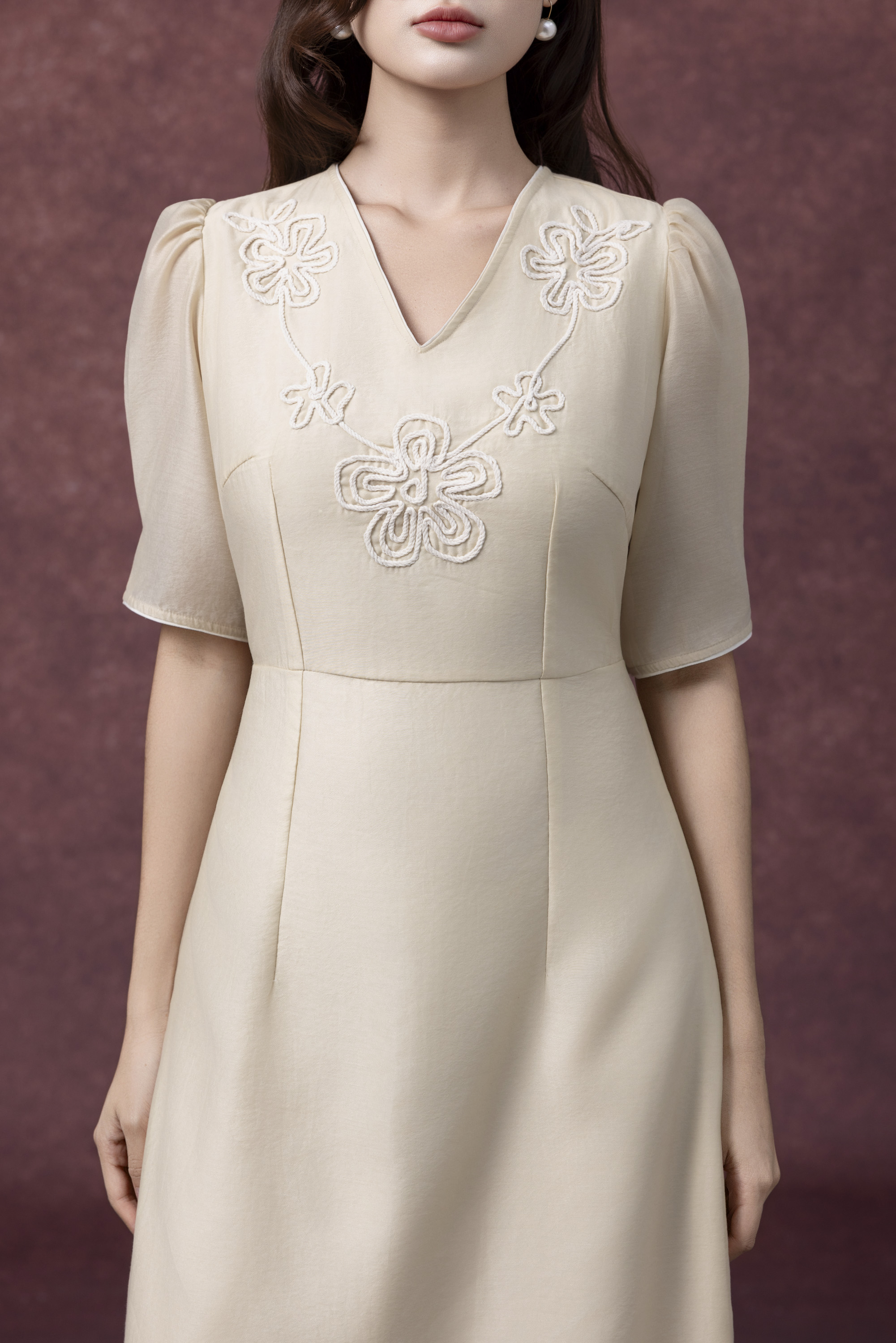 SWANLAKE | Váy Đầm Nữ Chất Tơ Cotton Thêu Hoa Cổ Chữ V Tay Ngắn Chiết Eo Đi Tiệc Công Sở D13286LW01