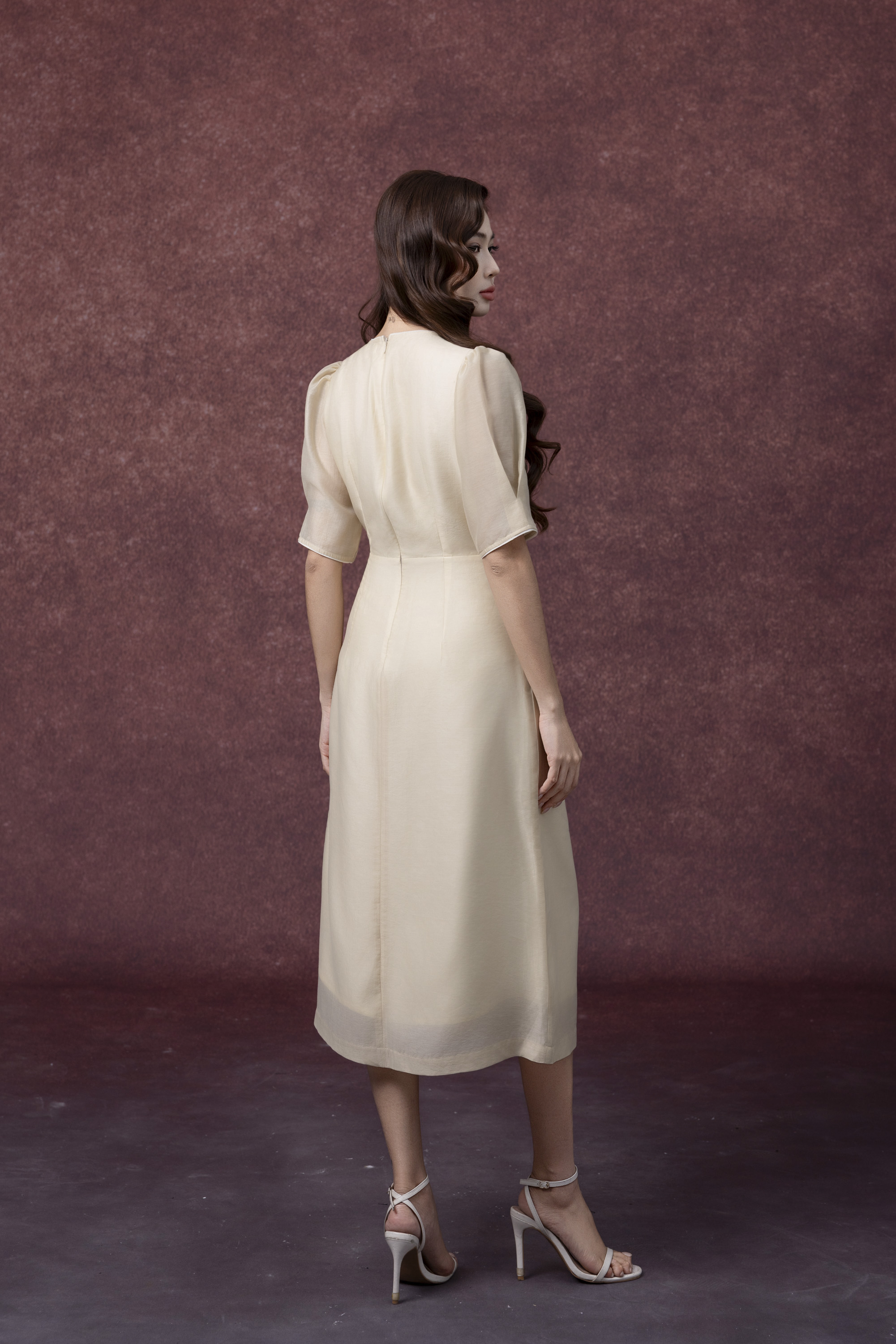 SWANLAKE | Váy Đầm Nữ Chất Tơ Cotton Thêu Hoa Cổ Chữ V Tay Ngắn Chiết Eo Đi Tiệc Công Sở D13286LW01