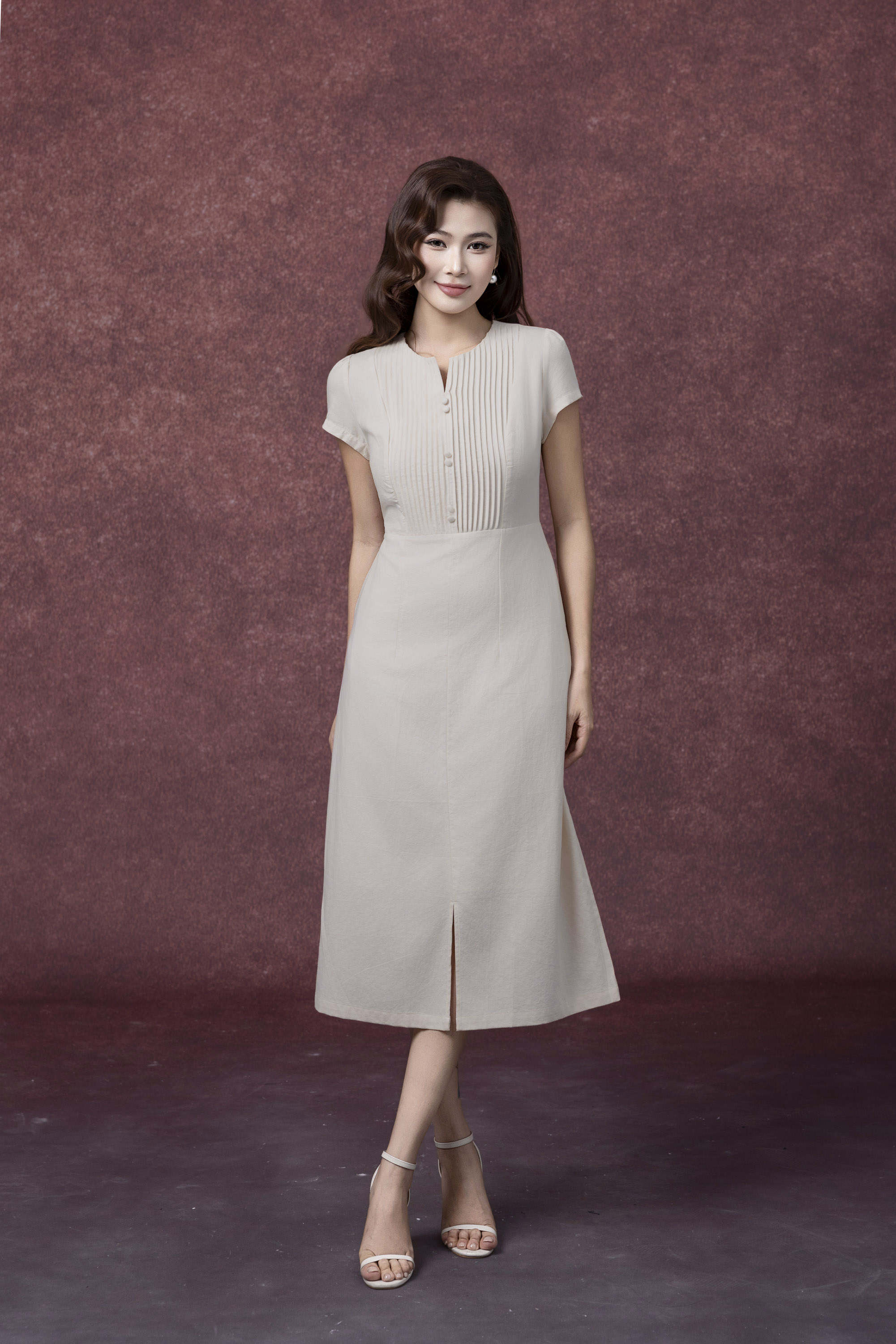 SWANLAKE | Váy Đầm Nữ Midi Cổ Chữ V Cài Nút Xếp Ly Vải Linen Tay Ngắn Thắt Eo Xẻ Tà Công Sở D13288LW01