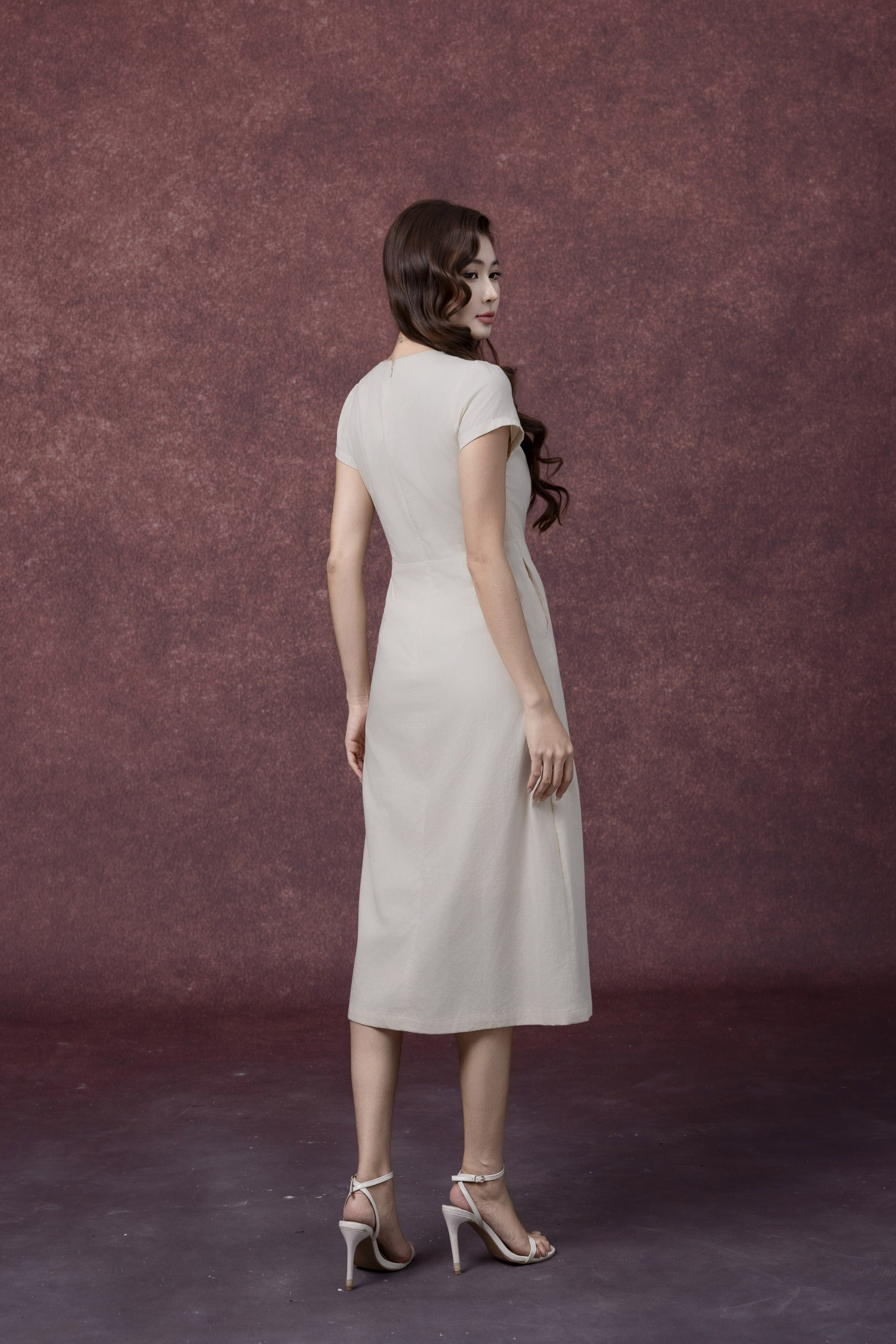 SWANLAKE | Váy Đầm Nữ Midi Cổ Chữ V Cài Nút Xếp Ly Vải Linen Tay Ngắn Thắt Eo Xẻ Tà Công Sở D13288LW01