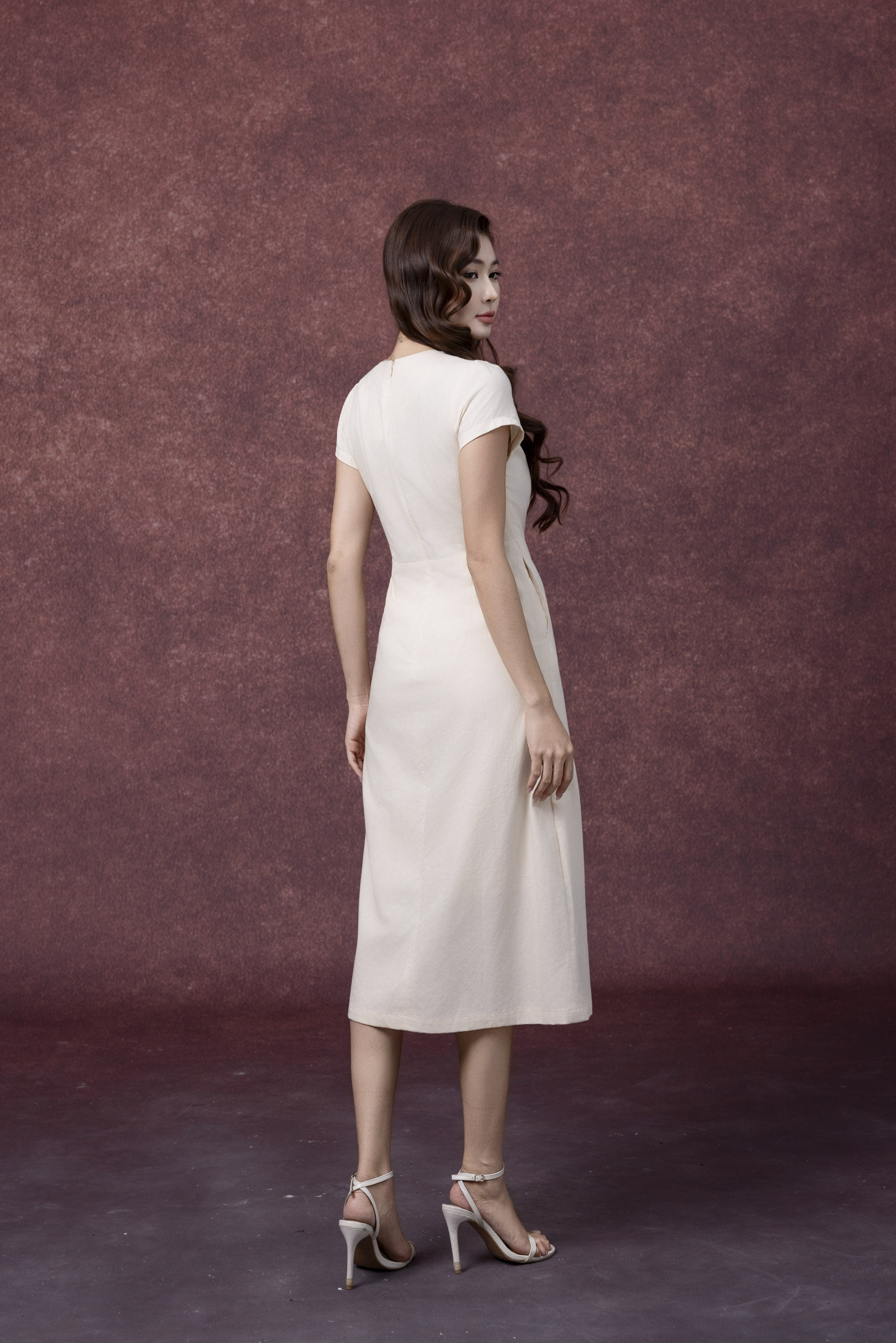 SWANLAKE | Váy Đầm Nữ Midi Cổ Chữ V Cài Nút Xếp Ly Vải Linen Tay Ngắn Thắt Eo Xẻ Tà Công Sở D13288LW01