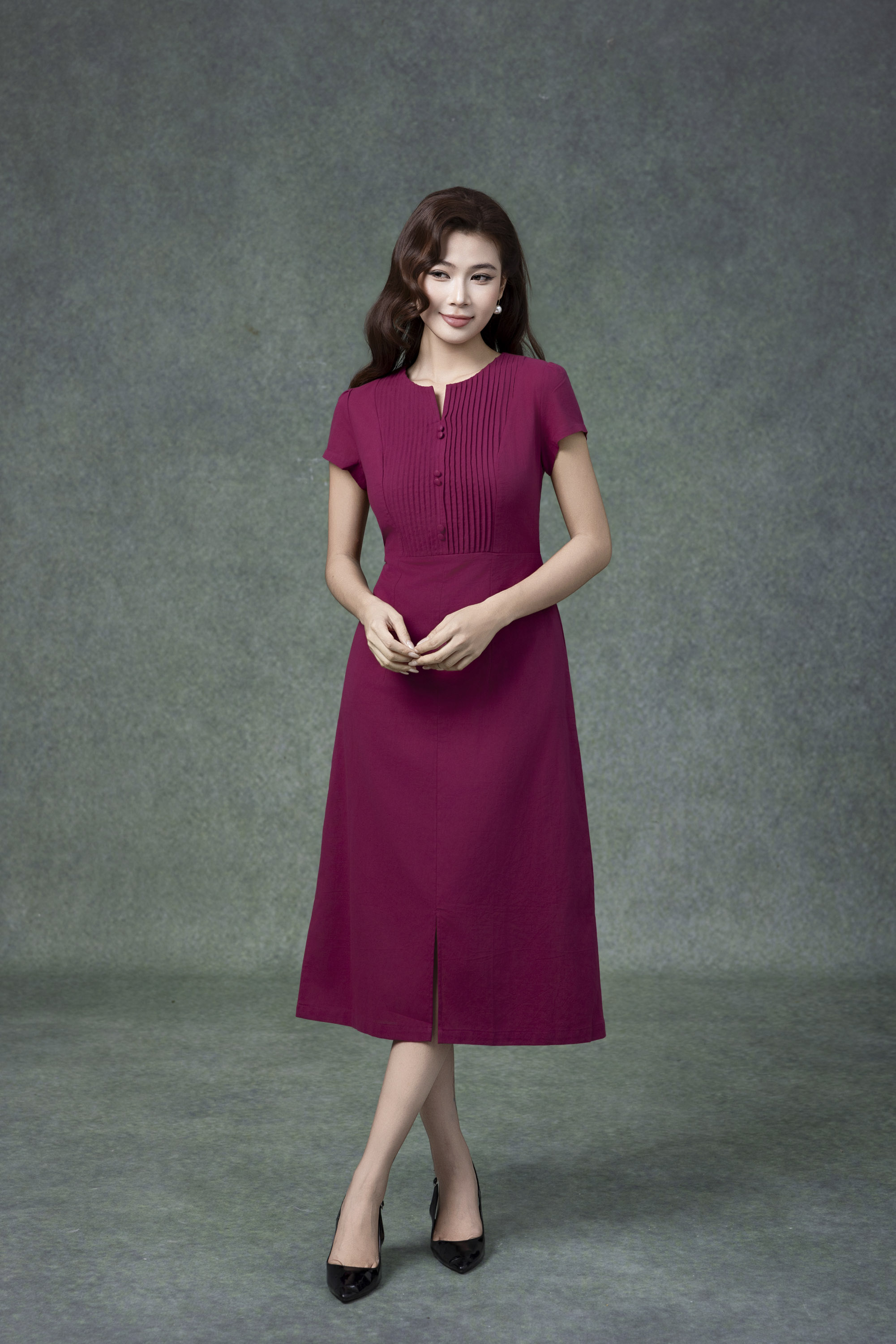 SWANLAKE | Váy Đầm Nữ Midi Cổ Chữ V Cài Nút Xếp Ly Vải Linen Tay Ngắn Thắt Eo Xẻ Tà Công Sở D13288LW01
