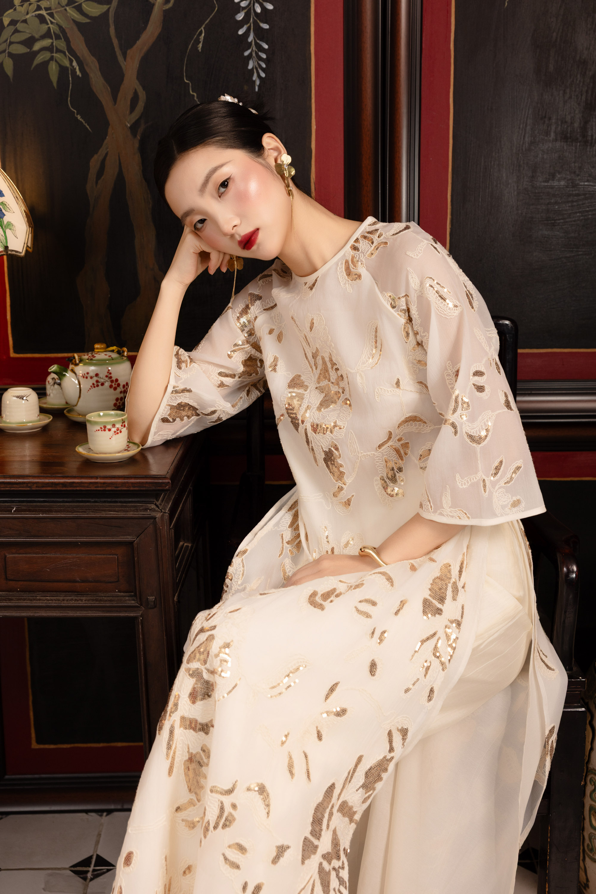 SWANLAKE | Áo Dài Cách Tân Nữ Dáng Suông Tơ Thêu Kim Sa Cổ Tròn Tay Lỡ Tà Kép Sang Trọng L14174LW01