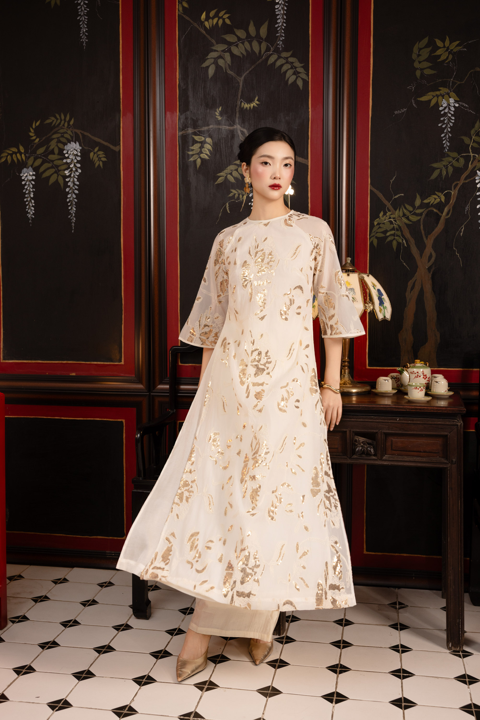 SWANLAKE | Áo Dài Cách Tân Nữ Dáng Suông Tơ Thêu Kim Sa Cổ Tròn Tay Lỡ Tà Kép Sang Trọng L14174LW01