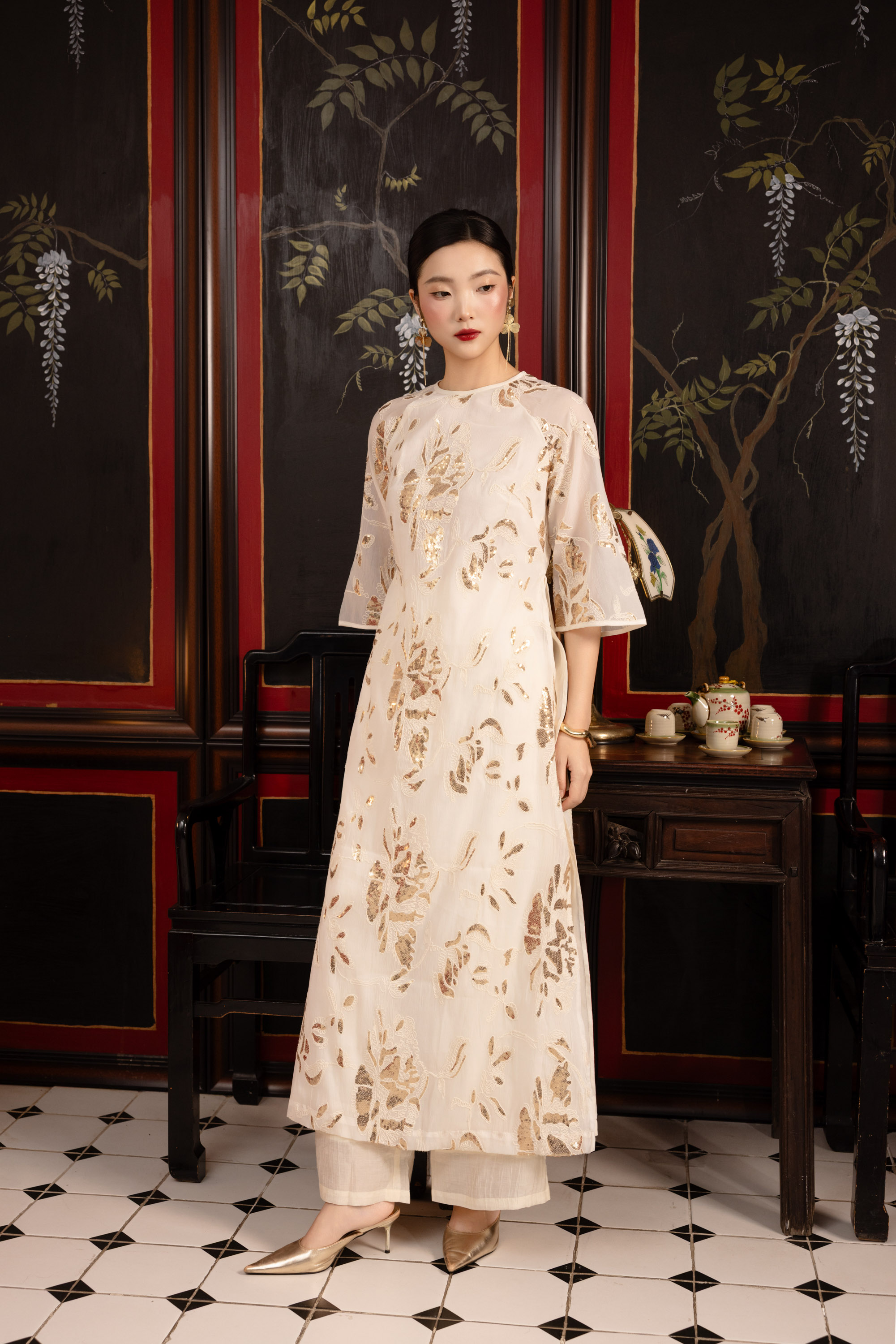 SWANLAKE | Áo Dài Cách Tân Nữ Dáng Suông Tơ Thêu Kim Sa Cổ Tròn Tay Lỡ Tà Kép Sang Trọng L14174LW01