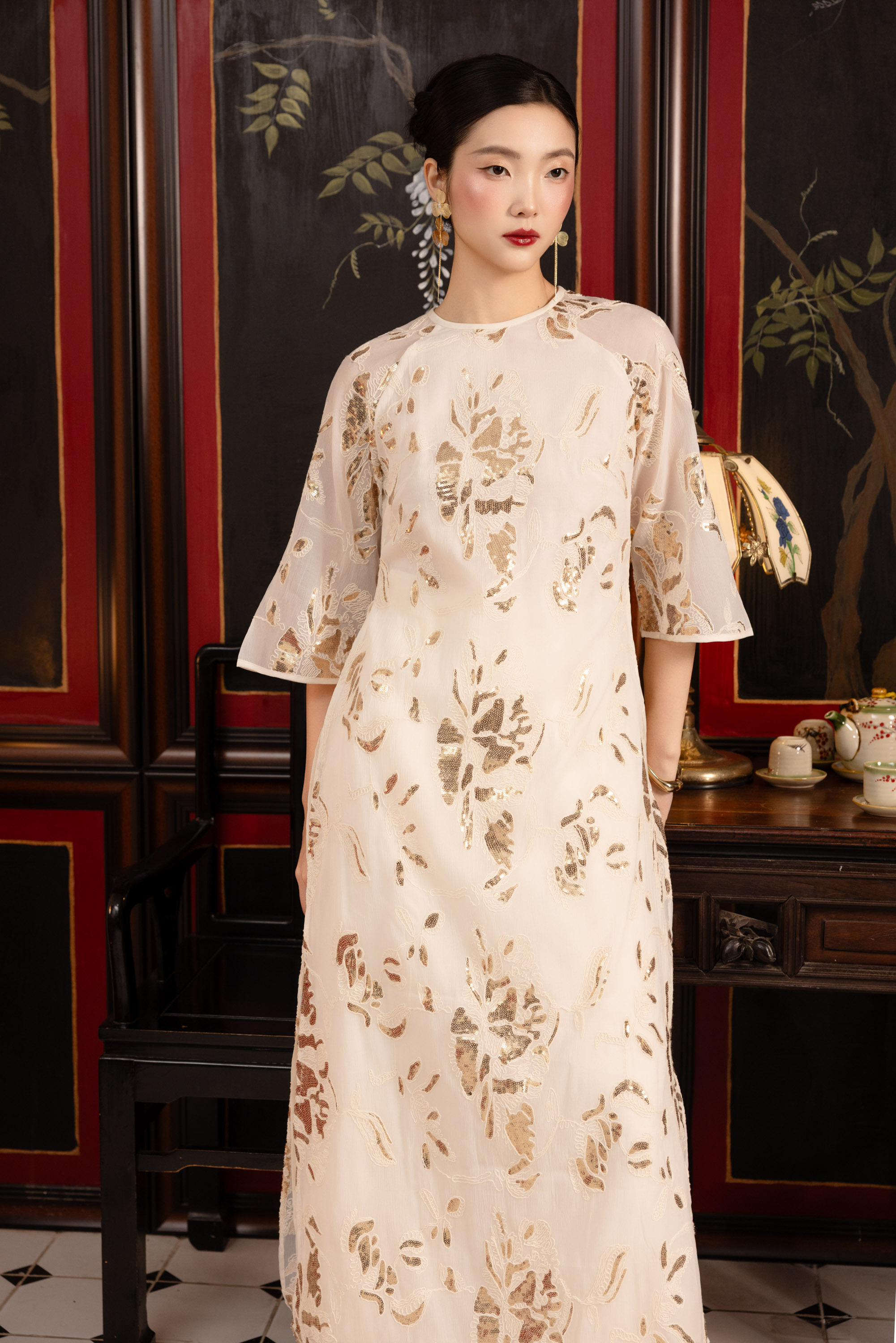 SWANLAKE | Áo Dài Cách Tân Nữ Dáng Suông Tơ Thêu Kim Sa Cổ Tròn Tay Lỡ Tà Kép Sang Trọng L14174LW01