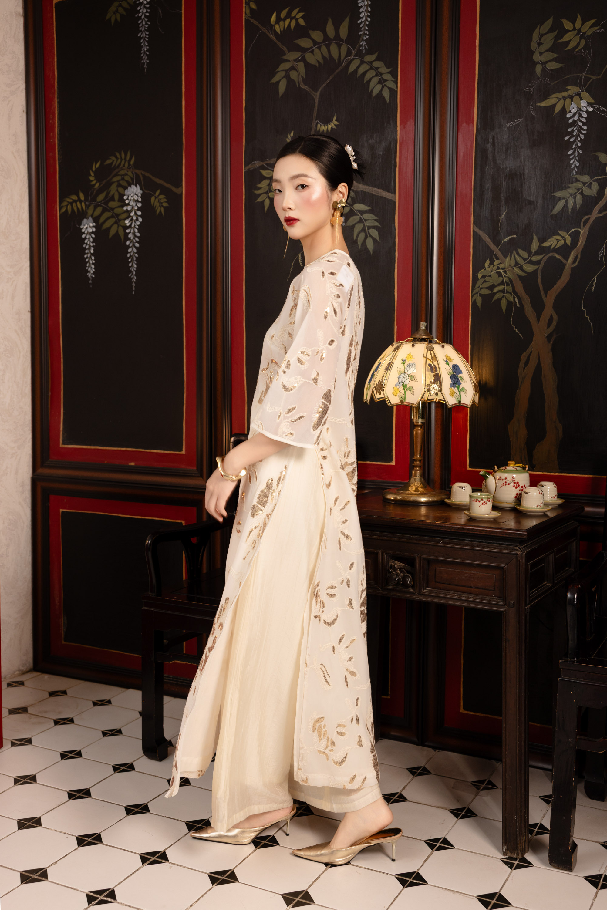 SWANLAKE | Áo Dài Cách Tân Nữ Dáng Suông Tơ Thêu Kim Sa Cổ Tròn Tay Lỡ Tà Kép Sang Trọng L14174LW01