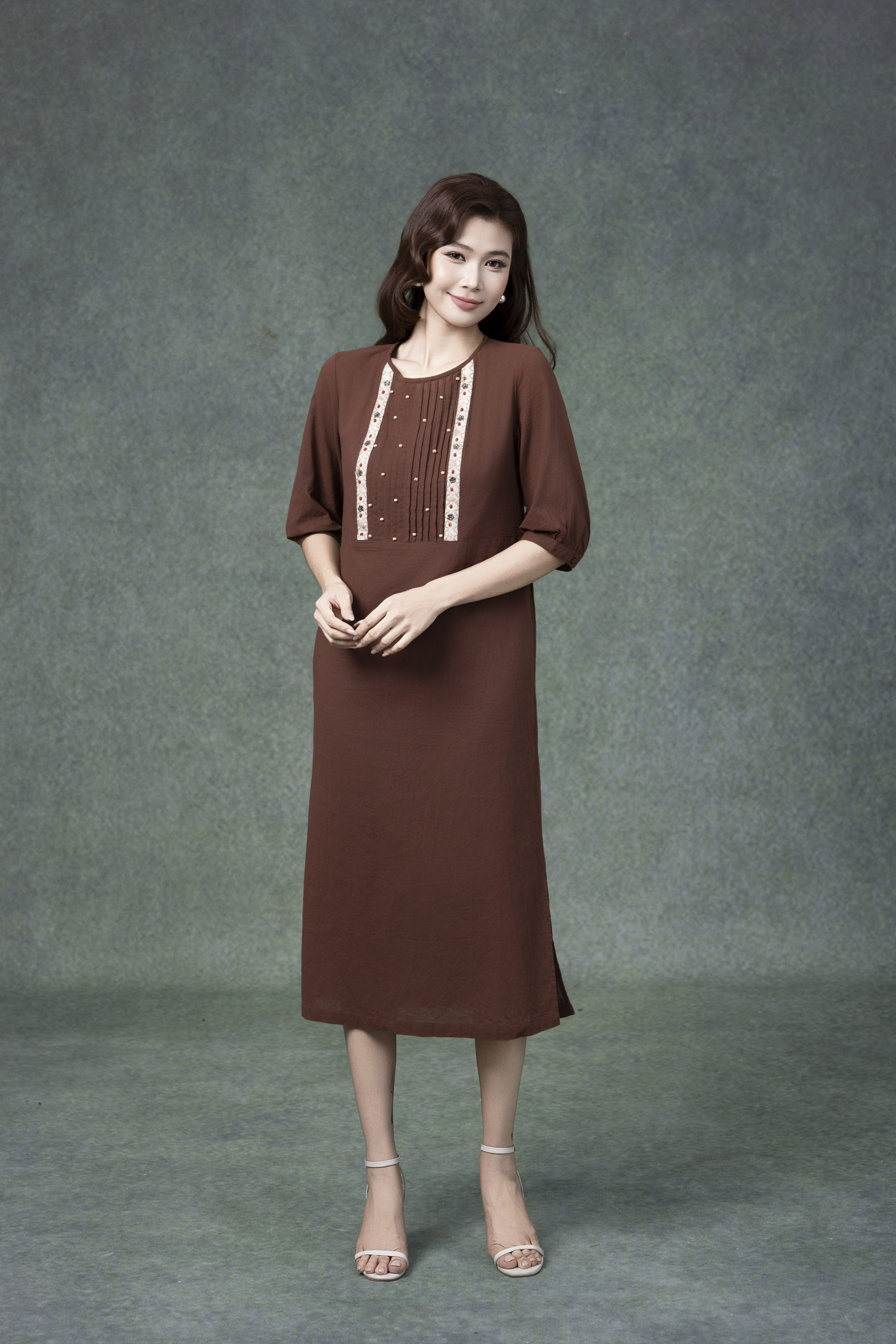 SWANLAKE | Váy Đầm Nữ Midi Suông Vải Linen Thêu Họa Tiết Cổ Tròn Tay Lỡ Có Túi Xẻ Tà Công Sở D13149LW01